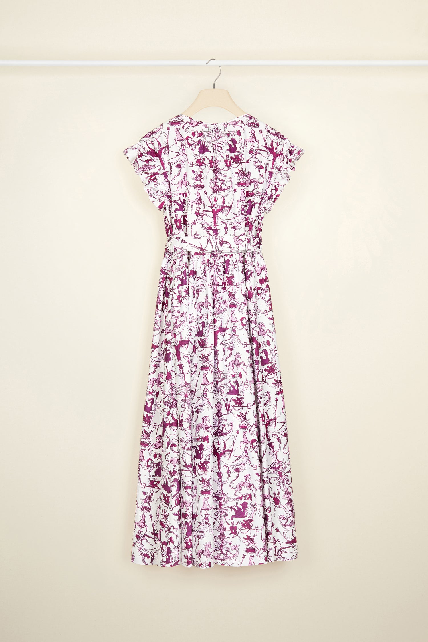 Patou - Robe longue à manches volantées en coton bio imprimé - Stories And Tales - Il était une fois... une robe tout en volume et en volants. Robe en popeline de coton bio. Imprimé « Contes et Légendes ». Longueur maxi. Manches courtes avec détails de volants. Encolure arrondie. Boutonnage à l'avant avec boutons gravés JP. Ceinture à la taille.