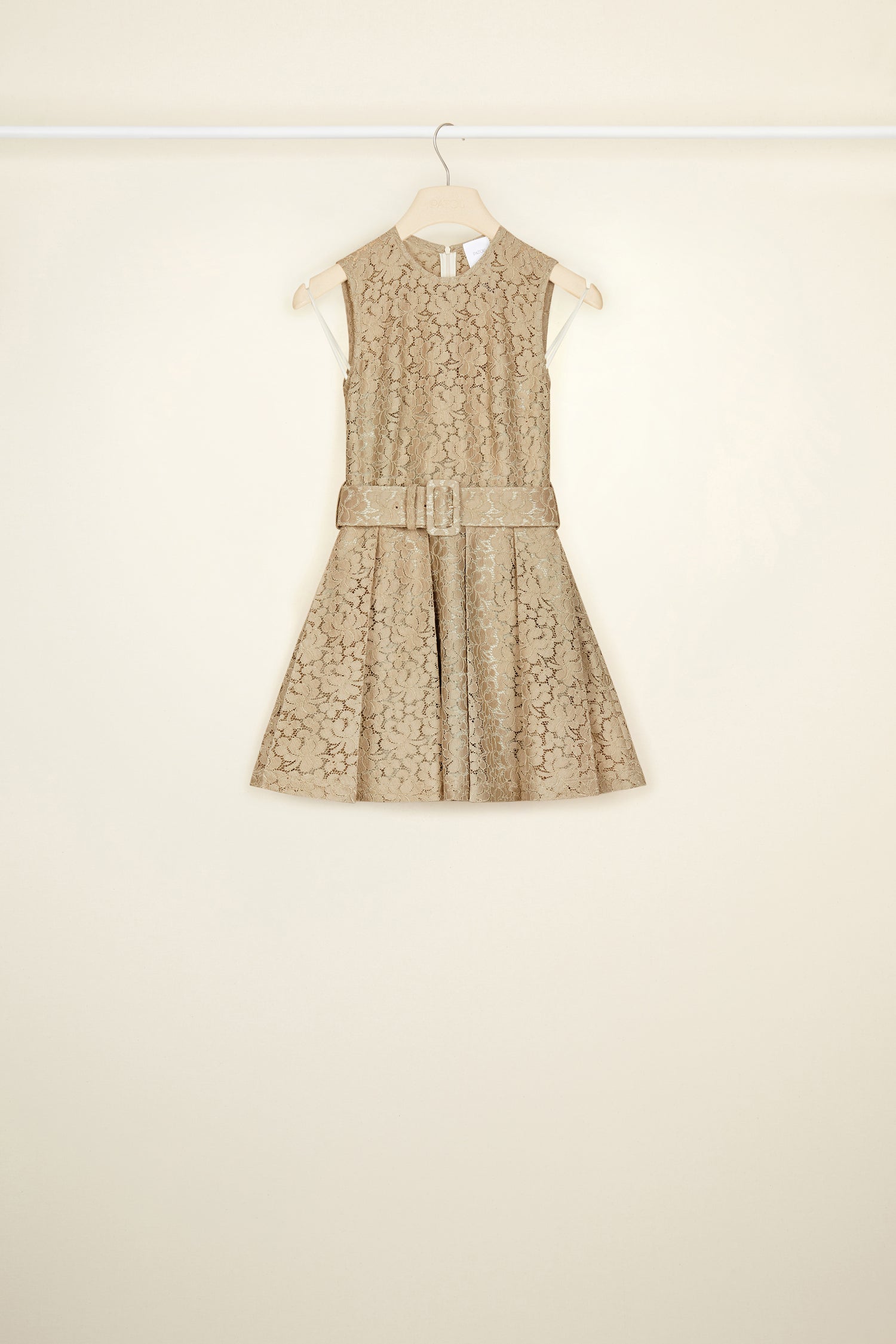 Patou - Vestito corto plissettato in pizzo ecosostenibile - Parchment - Eco ma non classico, il pizzo in versione Patou.Vestito in pizzo ecosostenibile beige pergamena. Modello corto e svasato con bustino aderente. Collo rotondo. Chiusura con zip sul retro. Modello smanicato. Cintura larga in vita con fibbia in tessuto. Venduto con una sottoveste dello stesso colore.