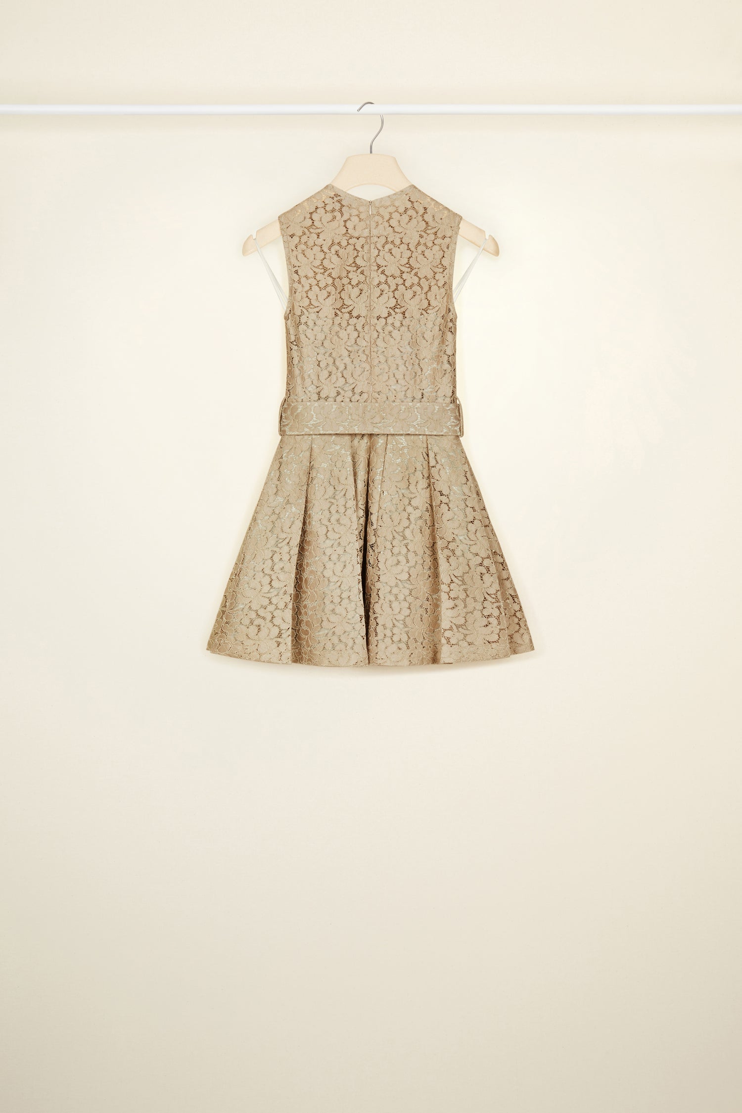 Patou - Vestito corto plissettato in pizzo ecosostenibile - Parchment - Eco ma non classico, il pizzo in versione Patou.Vestito in pizzo ecosostenibile beige pergamena. Modello corto e svasato con bustino aderente. Collo rotondo. Chiusura con zip sul retro. Modello smanicato. Cintura larga in vita con fibbia in tessuto. Venduto con una sottoveste dello stesso colore.