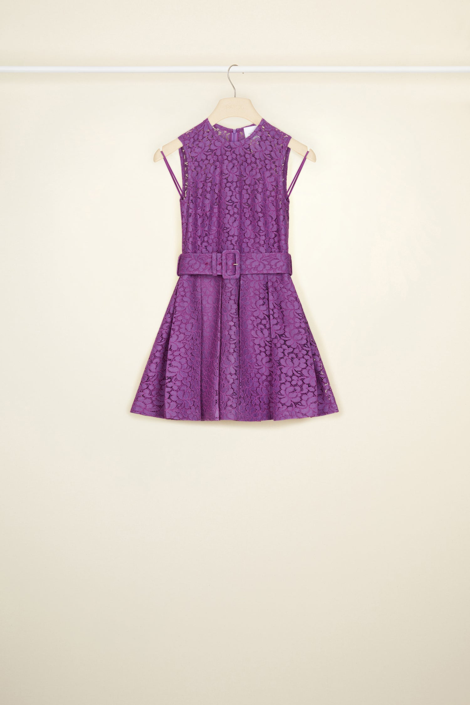 Patou - エコレース プリーツ ミニドレス - Anemone - パトゥ エコレースの甘い抱擁。 アネモネパープルのエコレースドレス。ショート丈。ぴったりフィットするフレアシルエット。ラウンドネックライン。バックにファスナー。ノースリーブ。ウエストに調節可能なワイドベルトと共布のくるみバックル。カラーを合わせたセパレートのスリップドレスがセットされています。