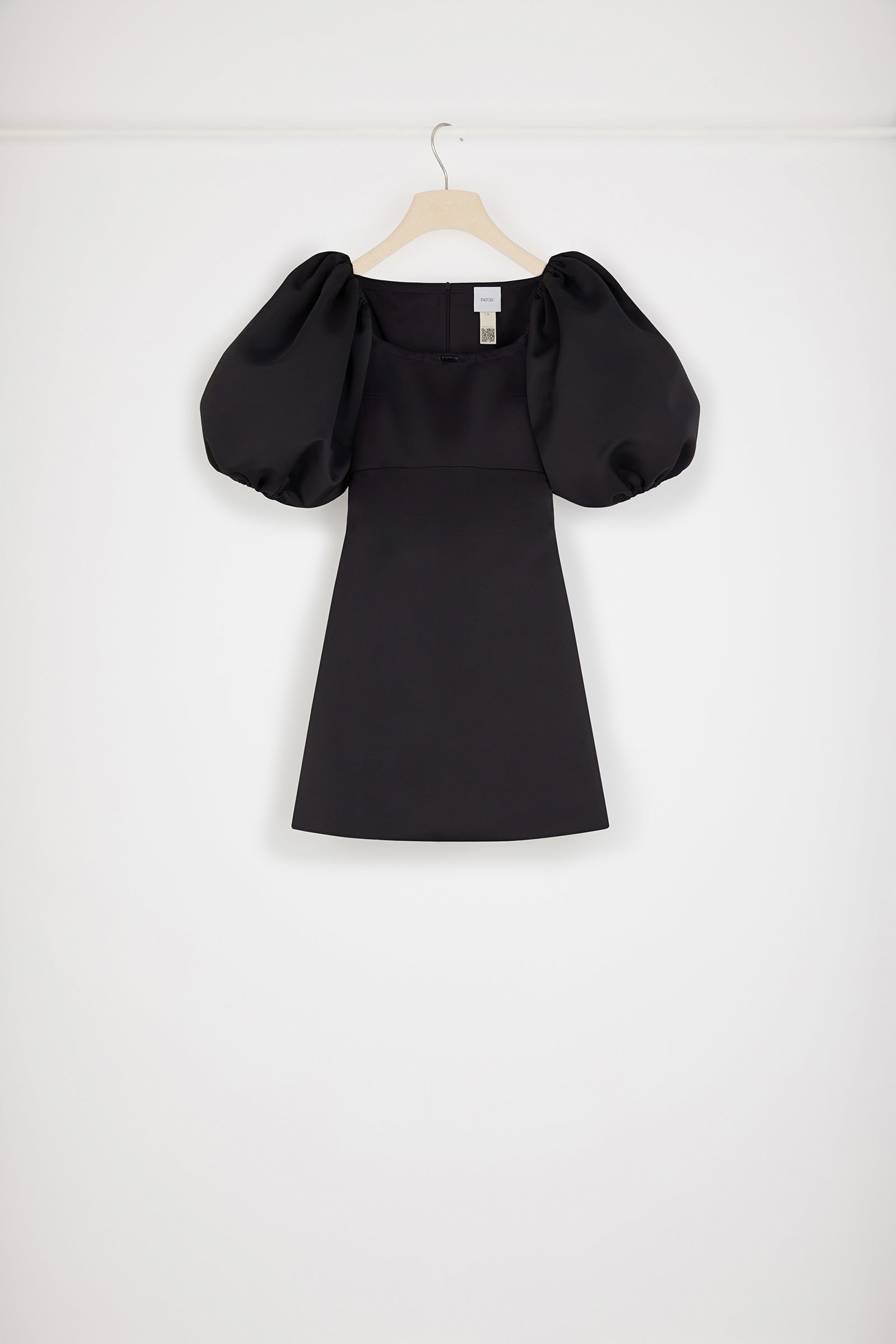 Patou - Minikleid mit Ballonärmeln aus recyceltem Satin - Black - Voluminöse Ärmel für den Alltag. Kleid aus recyceltem Satin in Schwarz. Kurz geschnitten. Körpernaher Schnitt mit ausgestellten Elementen. Eckiger Halsausschnitt mit Zugbanddetail. Voluminöse Ballonärmel mit elastischen Bundabschlüssen. Seitentaschen. Gürtel nicht im Kauf enthalten.