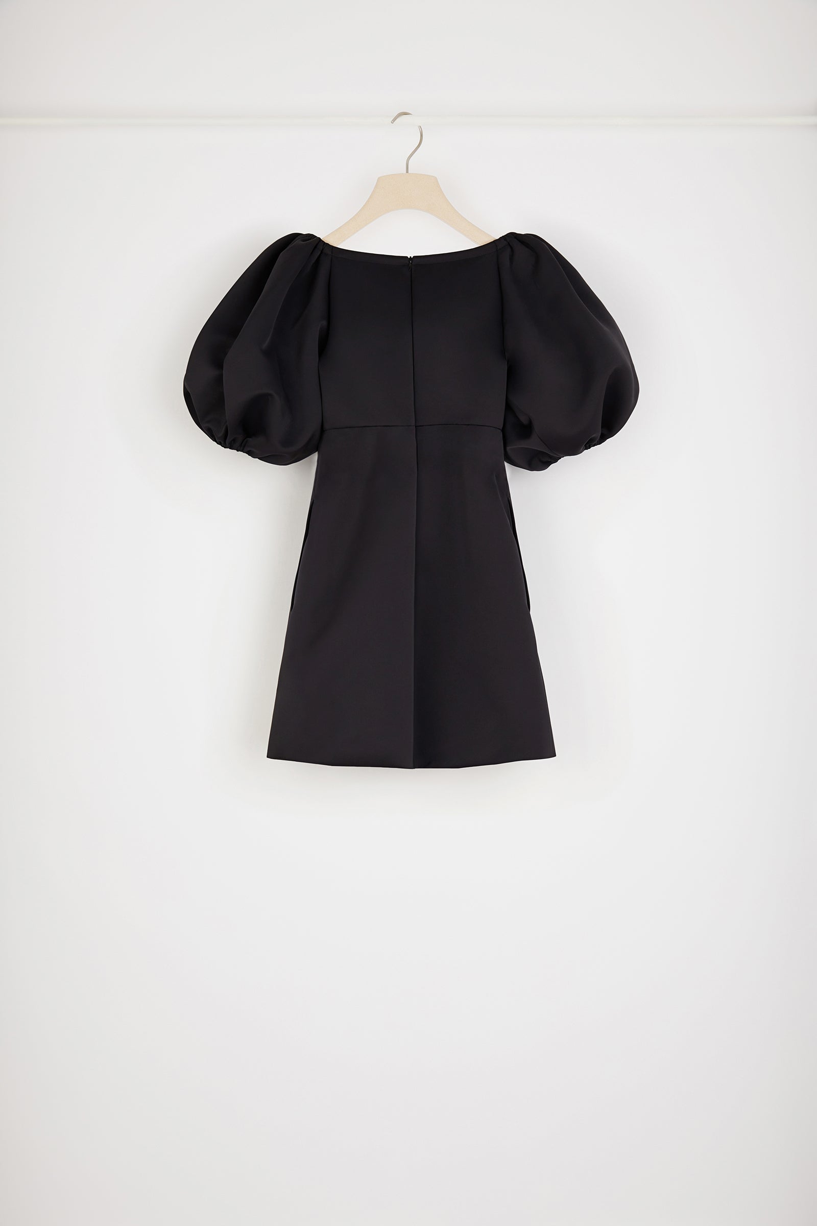 Patou - Minikleid mit Ballonärmeln aus recyceltem Satin - Black - Voluminöse Ärmel für den Alltag. Kleid aus recyceltem Satin in Schwarz. Kurz geschnitten. Körpernaher Schnitt mit ausgestellten Elementen. Eckiger Halsausschnitt mit Zugbanddetail. Voluminöse Ballonärmel mit elastischen Bundabschlüssen. Seitentaschen. Gürtel nicht im Kauf enthalten.