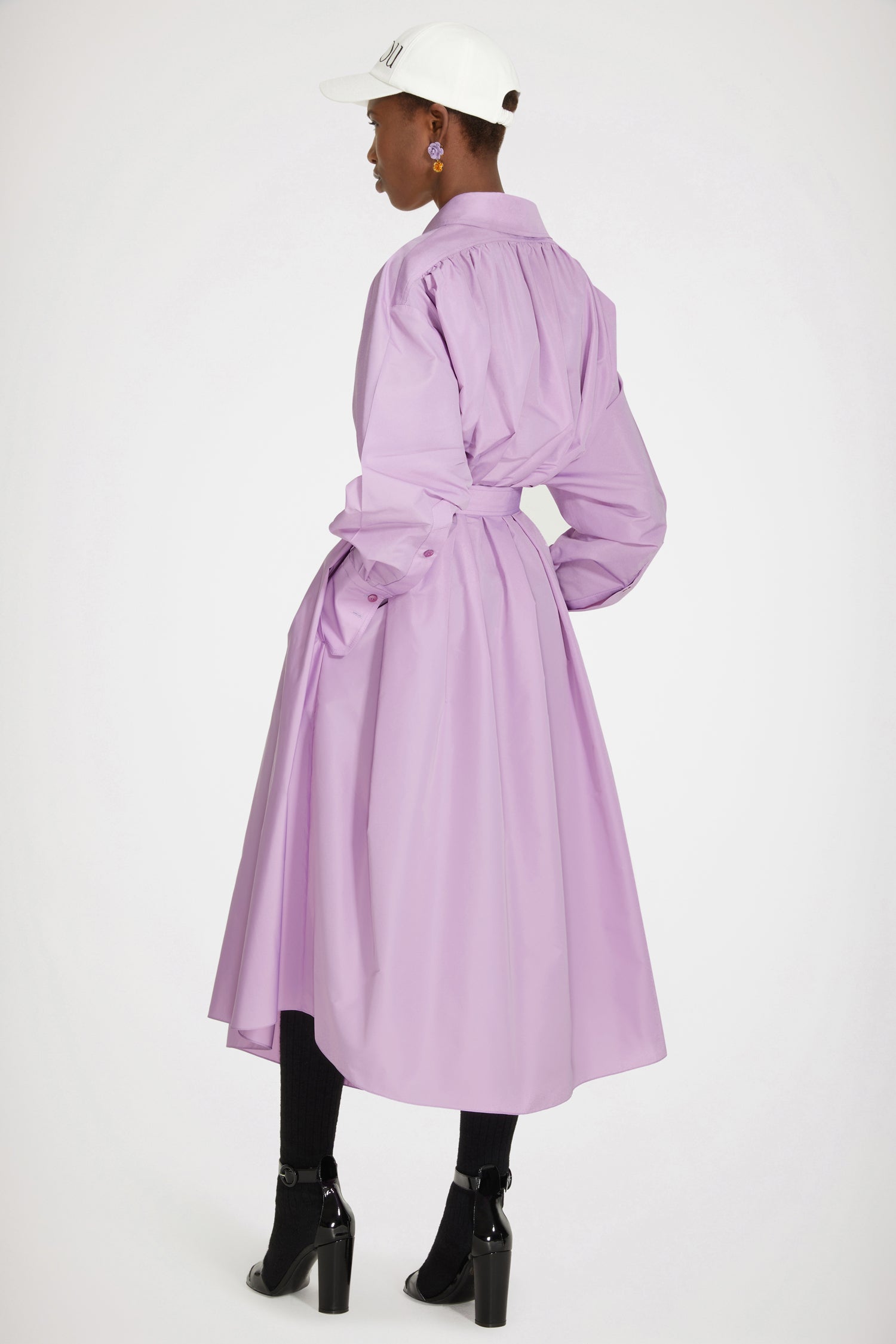 Patou - Vestito maxi in raso riciclato - Wisteria - Il raso a tutto volume!Vestito in raso riciclato color glicine. Lunghezza maxi. Silhouette oversize. Zip oro sul davanti con dettaglio JP ispirato agli archivi Jean Patou. Ruche sul retro. Maniche voluminose con polsini abbottonati. Cinture rimovibile da annodare in vita. Gonna larga con drapeggio sul davanti. Tasche ai lati.Vestibilità ampia (seleziona una taglia in meno per un look aderente).