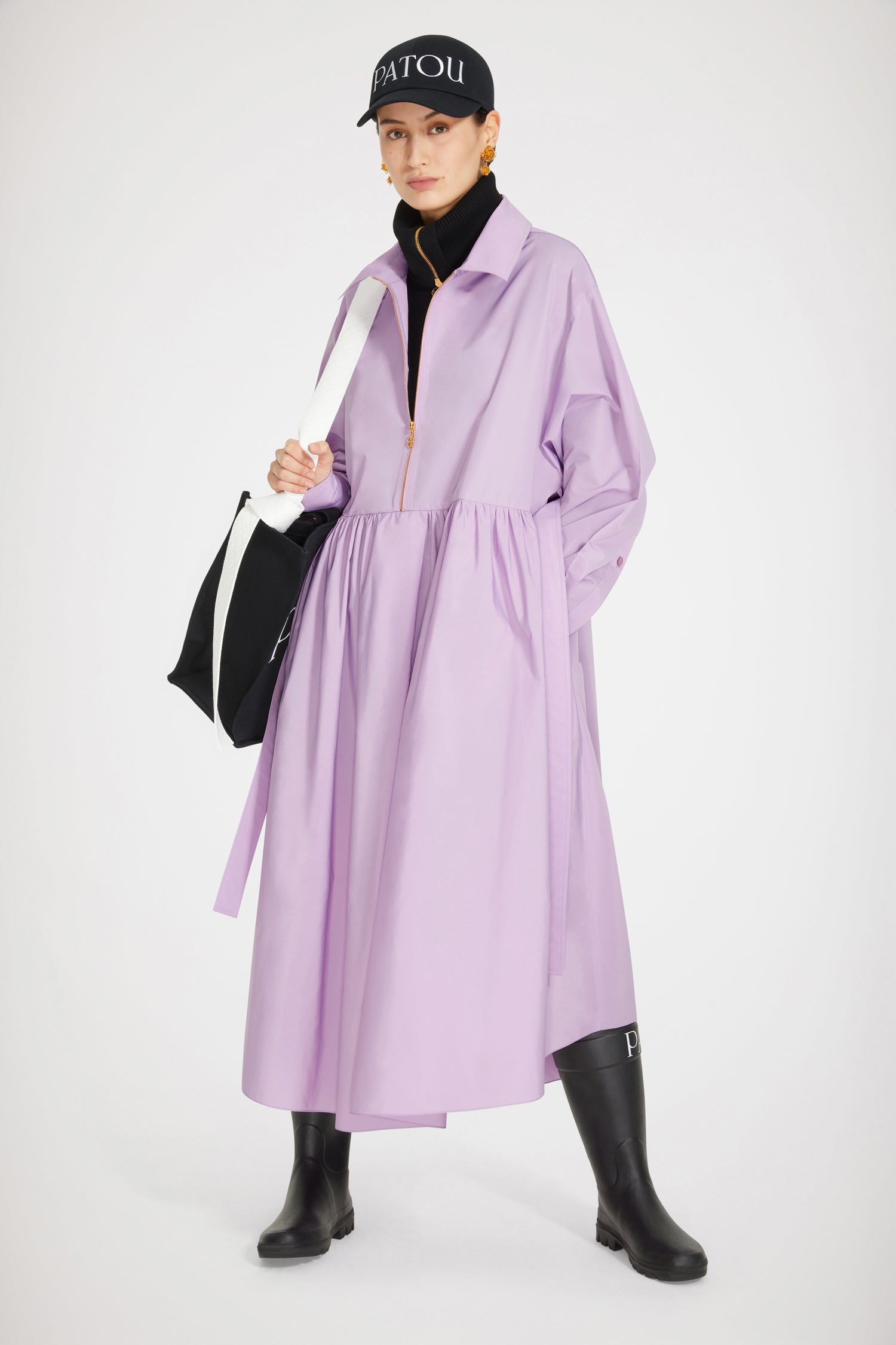Patou - Vestito maxi in raso riciclato - Wisteria - Il raso a tutto volume!Vestito in raso riciclato color glicine. Lunghezza maxi. Silhouette oversize. Zip oro sul davanti con dettaglio JP ispirato agli archivi Jean Patou. Ruche sul retro. Maniche voluminose con polsini abbottonati. Cinture rimovibile da annodare in vita. Gonna larga con drapeggio sul davanti. Tasche ai lati.Vestibilità ampia (seleziona una taglia in meno per un look aderente).
