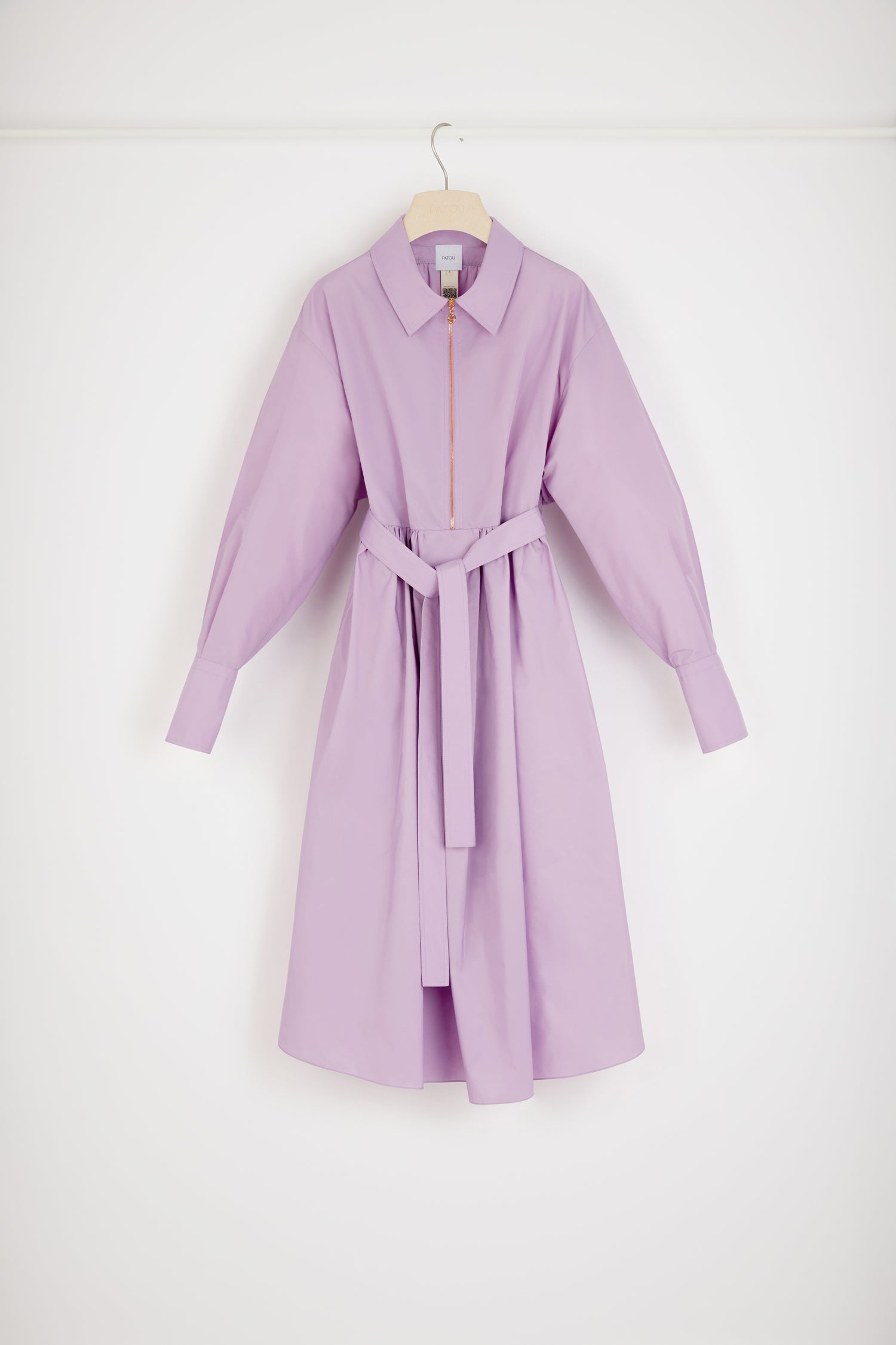 Patou - Vestito maxi in raso riciclato - Wisteria - Il raso a tutto volume!Vestito in raso riciclato color glicine. Lunghezza maxi. Silhouette oversize. Zip oro sul davanti con dettaglio JP ispirato agli archivi Jean Patou. Ruche sul retro. Maniche voluminose con polsini abbottonati. Cinture rimovibile da annodare in vita. Gonna larga con drapeggio sul davanti. Tasche ai lati.Vestibilità ampia (seleziona una taglia in meno per un look aderente).