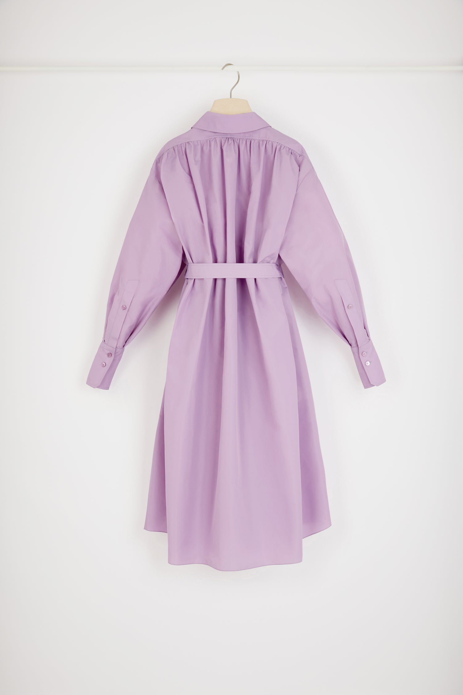 Patou - Vestito maxi in raso riciclato - Wisteria - Il raso a tutto volume!Vestito in raso riciclato color glicine. Lunghezza maxi. Silhouette oversize. Zip oro sul davanti con dettaglio JP ispirato agli archivi Jean Patou. Ruche sul retro. Maniche voluminose con polsini abbottonati. Cinture rimovibile da annodare in vita. Gonna larga con drapeggio sul davanti. Tasche ai lati.Vestibilità ampia (seleziona una taglia in meno per un look aderente).