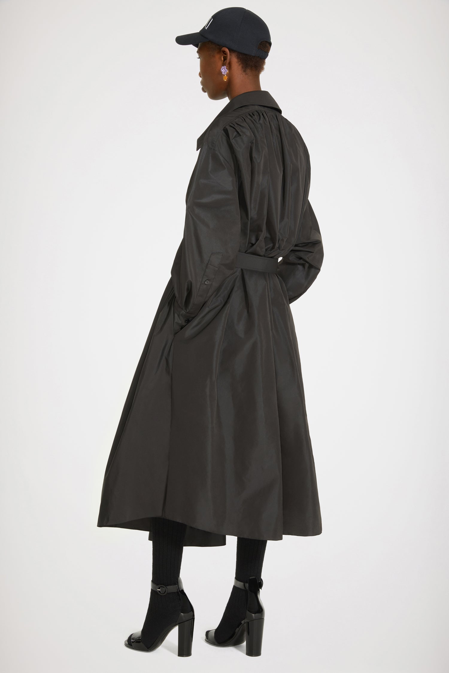 Patou - Vestito maxi in raso riciclato - Black - Il raso a tutto volume!Vestito in raso riciclato nero. Lunghezza maxi. Silhouette oversize. Zip oro sul davanti con dettaglio JP ispirato agli archivi Jean Patou. Ruche sul retro. Maniche voluminose con polsini abbottonati. Cinture rimovibile da annodare in vita. Gonna larga con drapeggio sul davanti. Tasche ai lati.Vestibilità ampia (seleziona una taglia in meno per un look aderente).