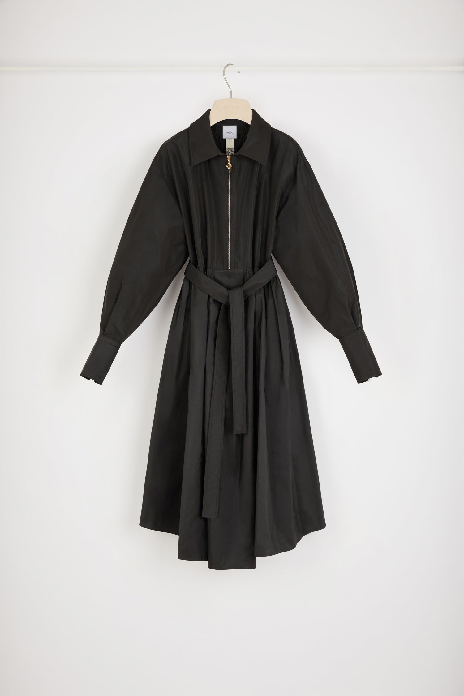 Patou - Vestito maxi in raso riciclato - Black - Il raso a tutto volume!Vestito in raso riciclato nero. Lunghezza maxi. Silhouette oversize. Zip oro sul davanti con dettaglio JP ispirato agli archivi Jean Patou. Ruche sul retro. Maniche voluminose con polsini abbottonati. Cinture rimovibile da annodare in vita. Gonna larga con drapeggio sul davanti. Tasche ai lati.Vestibilità ampia (seleziona una taglia in meno per un look aderente).
