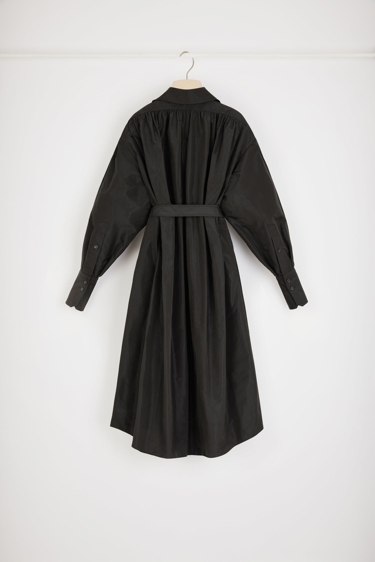 Patou - Vestito maxi in raso riciclato - Black - Il raso a tutto volume!Vestito in raso riciclato nero. Lunghezza maxi. Silhouette oversize. Zip oro sul davanti con dettaglio JP ispirato agli archivi Jean Patou. Ruche sul retro. Maniche voluminose con polsini abbottonati. Cinture rimovibile da annodare in vita. Gonna larga con drapeggio sul davanti. Tasche ai lati.Vestibilità ampia (seleziona una taglia in meno per un look aderente).