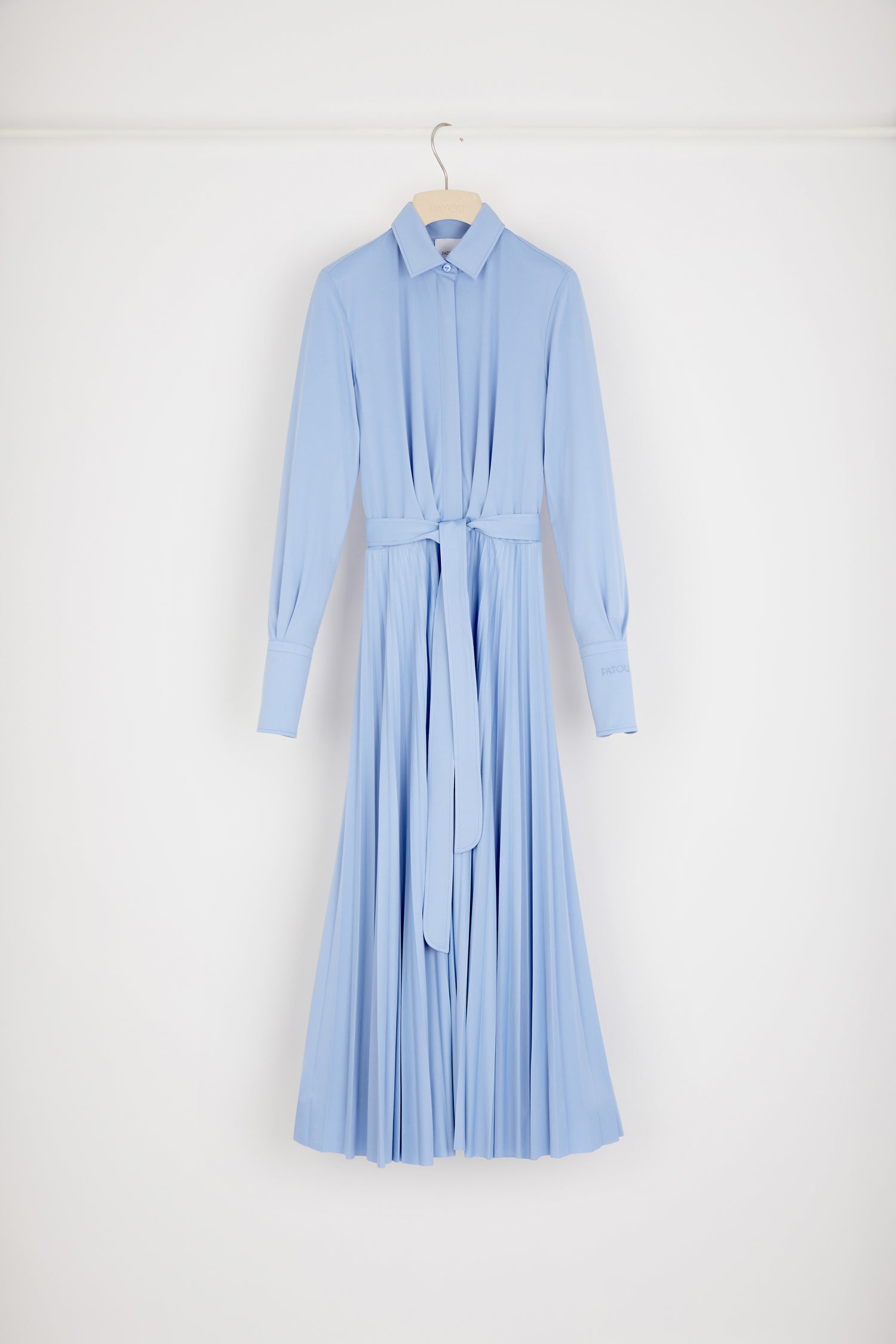 Patou - Vestito maxi plissettato in poliestere riciclato - Sky Blue - Il plissettato perfetto, un dettaglio perfettamente Patou.Vestito in poliestere riciclato celeste. Lunghezza maxi. Bottoni nascosti. Polsini abbottonati. Logo Patou ricamato sulla manica. Cintura in tessuto da annodare in vita. Gonna plissettata.We advise you to choose a size above.