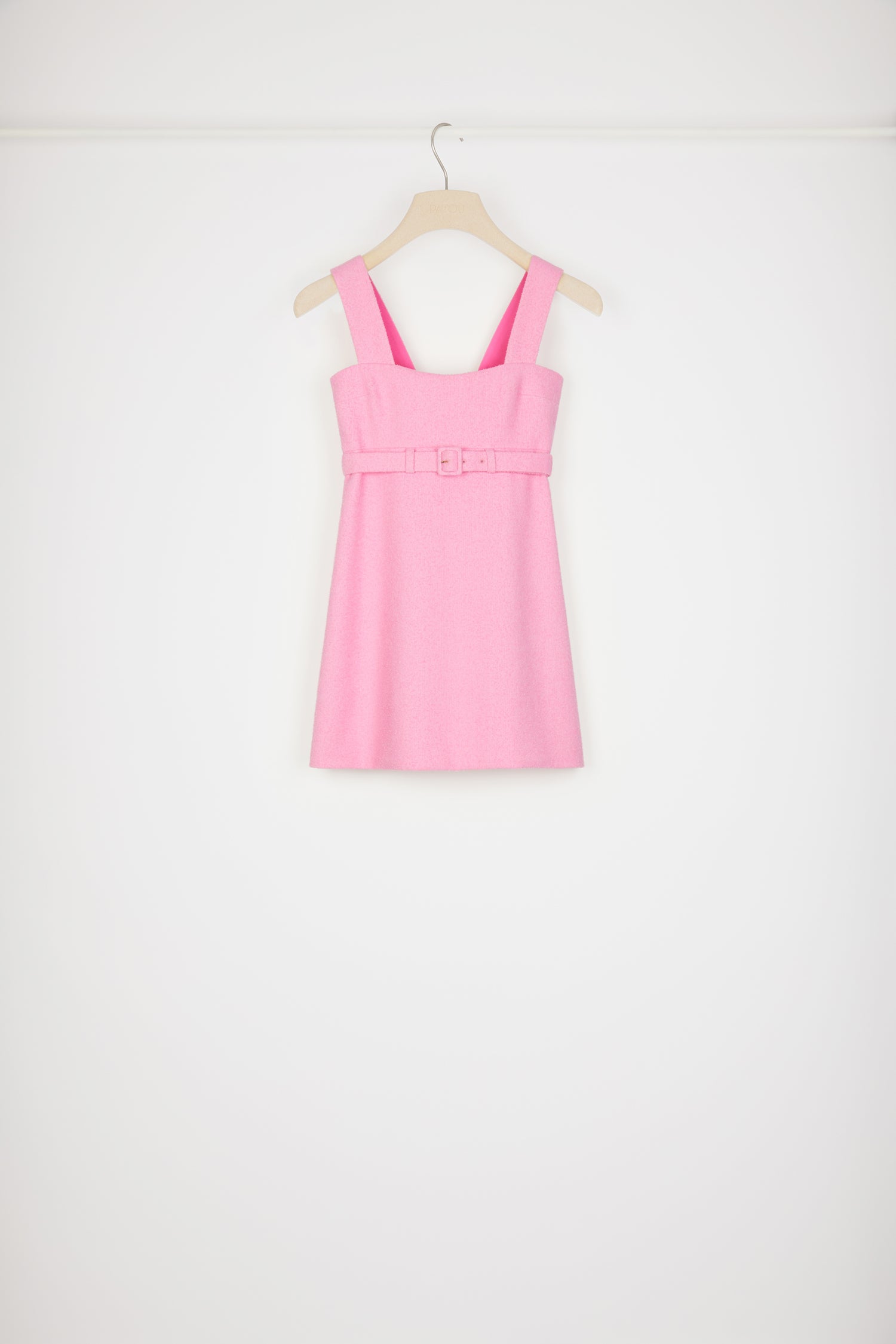 Patou - Minikleid mit Gürtel aus Baumwollmix und Tweed - Begonia Pink - Ein hoher Gürtel sorgt für Hochstimmung.Kleid aus Baumwollmix und Tweed in Begonien-Rosa. Körpernaher Schnitt mit ausgestellten Elementen. Breite Träger mit leichtem Sweetheart-Ausschnitt. Goldfarbener Reißverschluss mit charakteristischer JP-Zuglasche hinten. Verstellbarer Gürtel mit Schließe. Abnäher hinten.Tight fit at the bust.Spring-Summer 2023 Show - Look #01