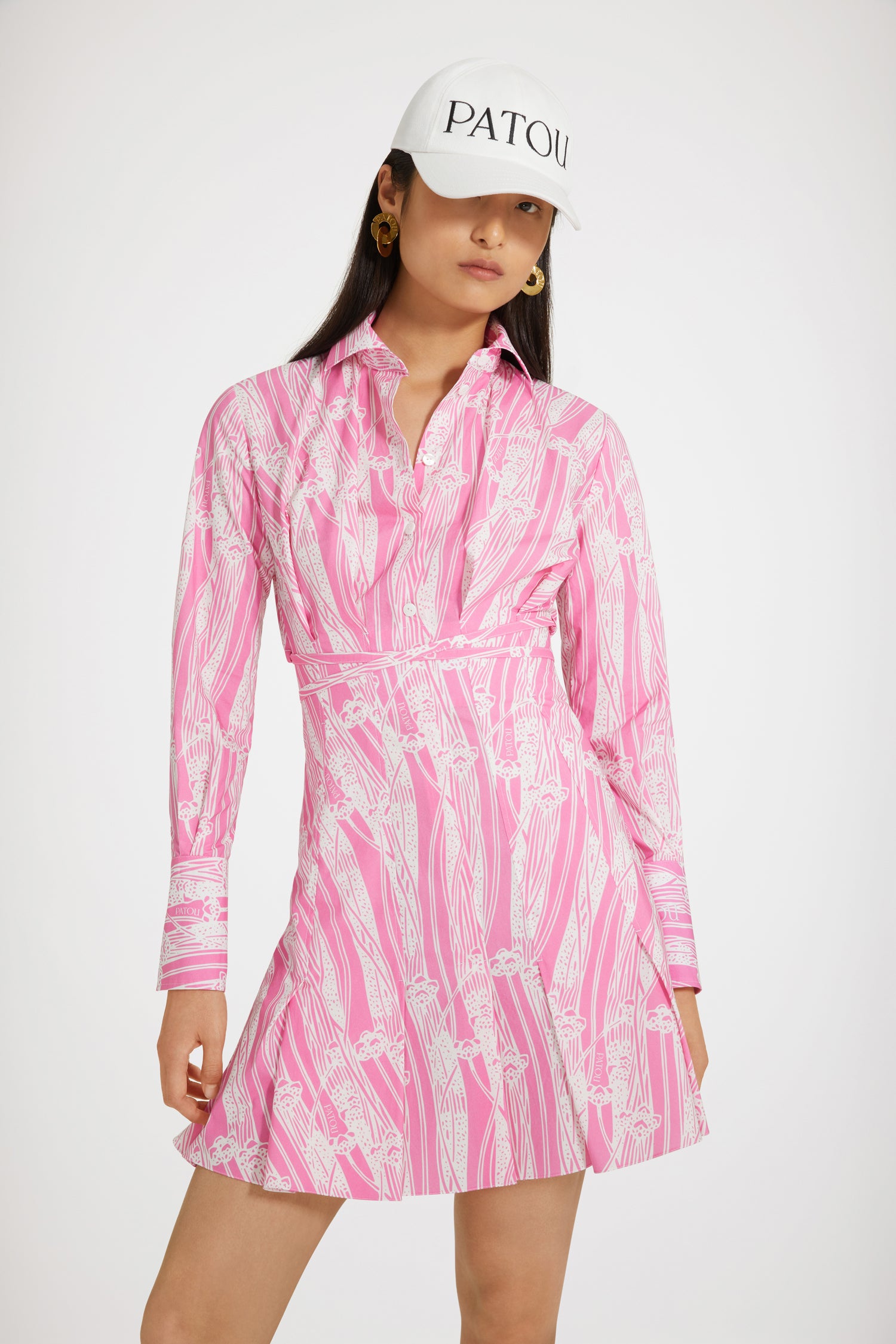 Patou - Pleated shirt dress in printed organic cotton - Art Deco Pink - Cut-outs and pleats make for graceful summertime sculptures.Pink organic cotton shirt dress. Art Deco print. Fitted silhouette. Wide pleats on the front bodice and skirt. Button fastening at the front. Drawstring waist with cut-out at the back and belt at the waist. Zip fastening at the back of the skirt. Wide buttoned cuffs.Fitted at the waist.