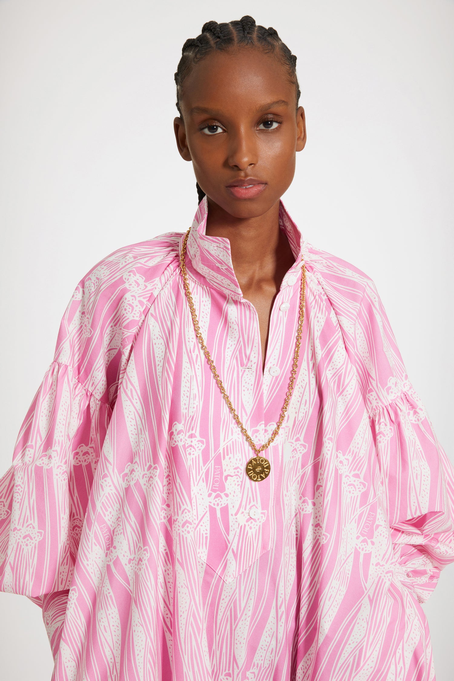 Patou - Maxi tiered dress in printed organic cotton - Art Deco Pink - Enchanting volumes are Patou's love language.Pink organic cotton poplin dress. Seasonal Art Deco print. Maxi length. Tiered construction. Asymmetric silhouette that is longer at the back. High neck with off-centre button fastening at the front. Ruching at the collar to create pleating at the bodice. High-volume sleeves with dropped shoulders and wide buttoned cuffs. Belt at the waist. Pockets at the sides.This cut is oversized but we advise you to take your usual size.Spring-Summer 2023 Show - Look #07