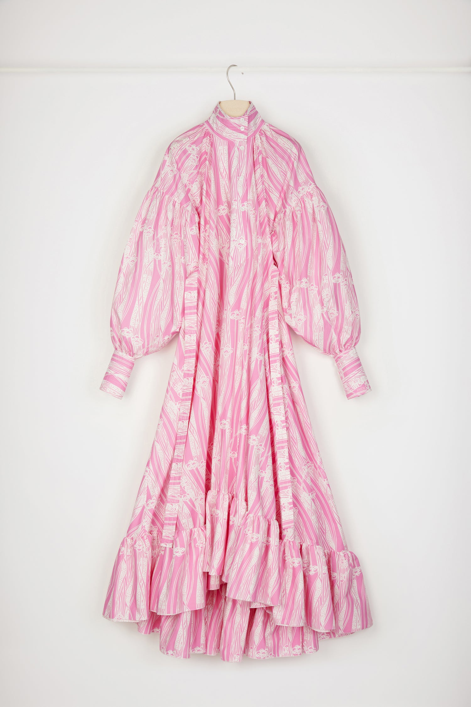 Patou - Maxi tiered dress in printed organic cotton - Art Deco Pink - Enchanting volumes are Patou's love language.Pink organic cotton poplin dress. Seasonal Art Deco print. Maxi length. Tiered construction. Asymmetric silhouette that is longer at the back. High neck with off-centre button fastening at the front. Ruching at the collar to create pleating at the bodice. High-volume sleeves with dropped shoulders and wide buttoned cuffs. Belt at the waist. Pockets at the sides.This cut is oversized but we advise you to take your usual size.Spring-Summer 2023 Show - Look #07