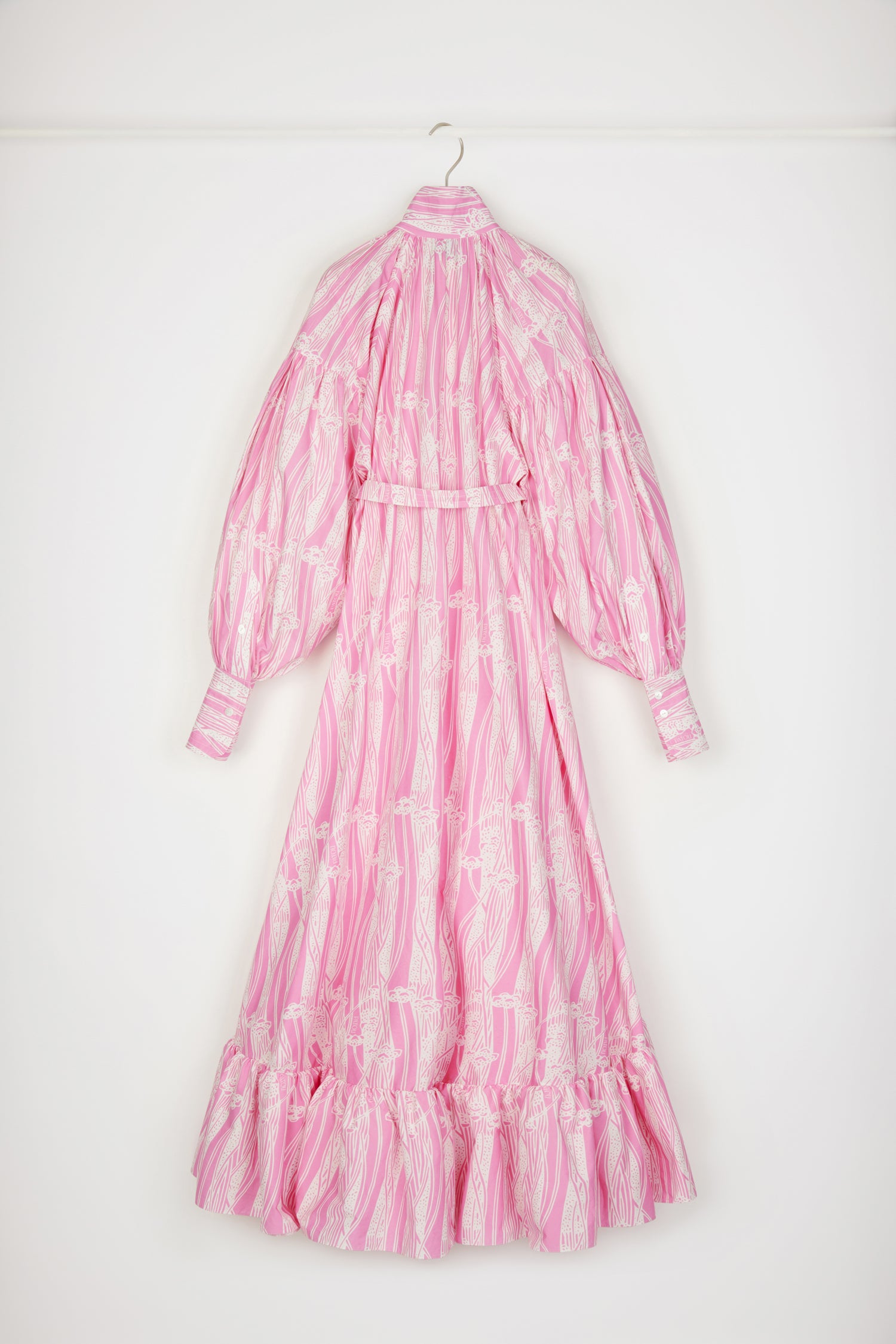 Patou - Maxi tiered dress in printed organic cotton - Art Deco Pink - Enchanting volumes are Patou's love language.Pink organic cotton poplin dress. Seasonal Art Deco print. Maxi length. Tiered construction. Asymmetric silhouette that is longer at the back. High neck with off-centre button fastening at the front. Ruching at the collar to create pleating at the bodice. High-volume sleeves with dropped shoulders and wide buttoned cuffs. Belt at the waist. Pockets at the sides.This cut is oversized but we advise you to take your usual size.Spring-Summer 2023 Show - Look #07