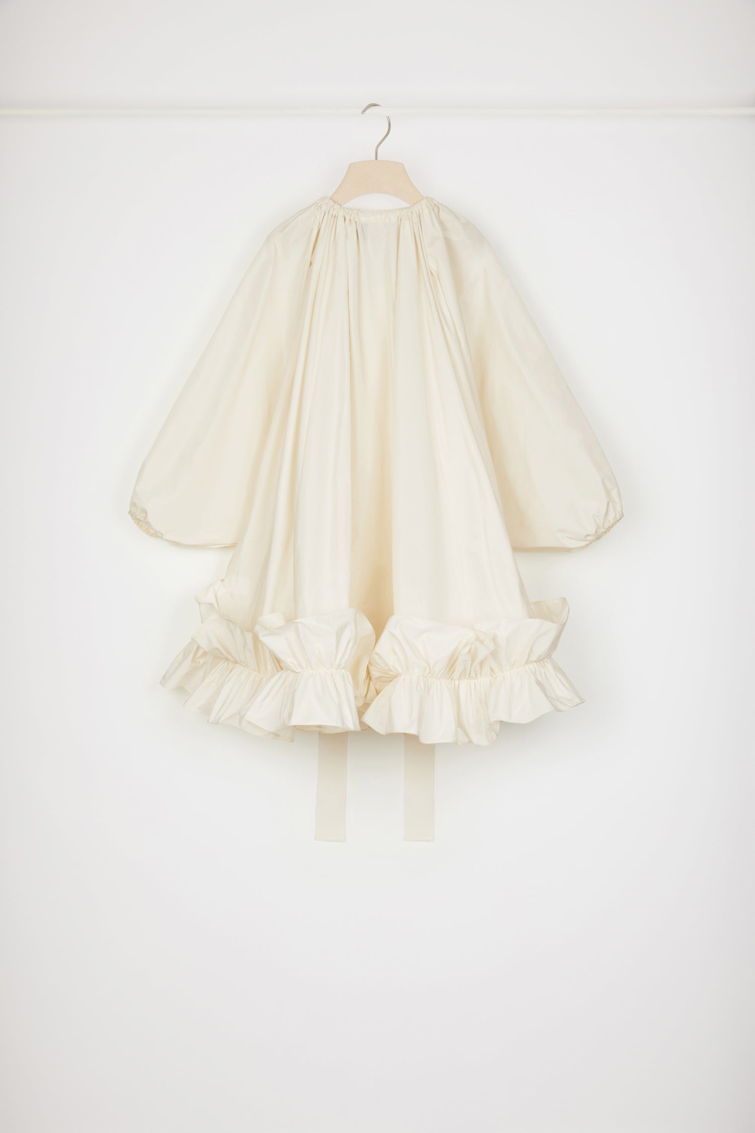 Patou - Vestito con orlo a balze in faille riciclato - Ivory - Grosgrain e balze firmano la silhouette.Vestito in faille di poliestere riciclato avorio. Collo elasticizzato con coulisse in grosgrain che può scoprire le spalle. Maniche a palloncino con polsini elasticizzati. Doppia balza sull'orlo.Vestibilità ampia (seleziona una taglia in meno per un look aderente).Spring-Summer 2023 Show - Look #12
