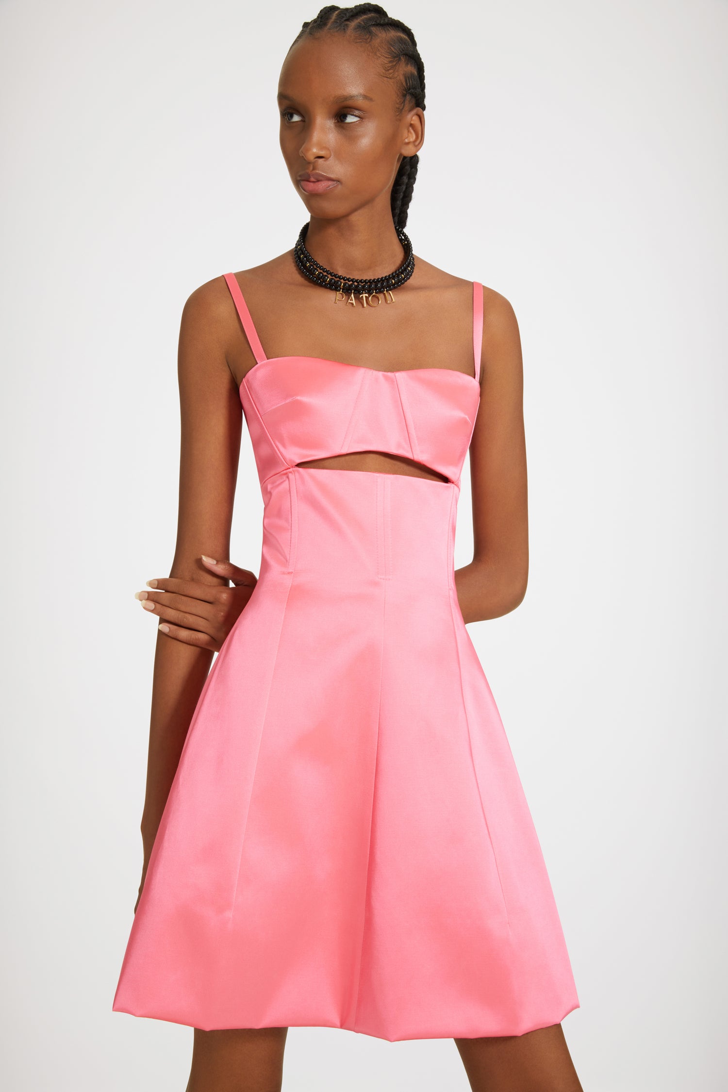 Patou - Vestito con cut-out in raso di cotone misto - Camelia Pink - Un cocktail sofisticato di raso e ritagli.Vestito in raso di misto cotone bio rosa camelia. Silhouette aderente e svasata. Spalline regolabili a ispirazione lingerie. Bustino modellato con stecche e cut-out sul davanti. Zip sul retro. Cuciture sulla gonna. Orlo a palloncino.Fitted at the waist (we advise you to select one size up).