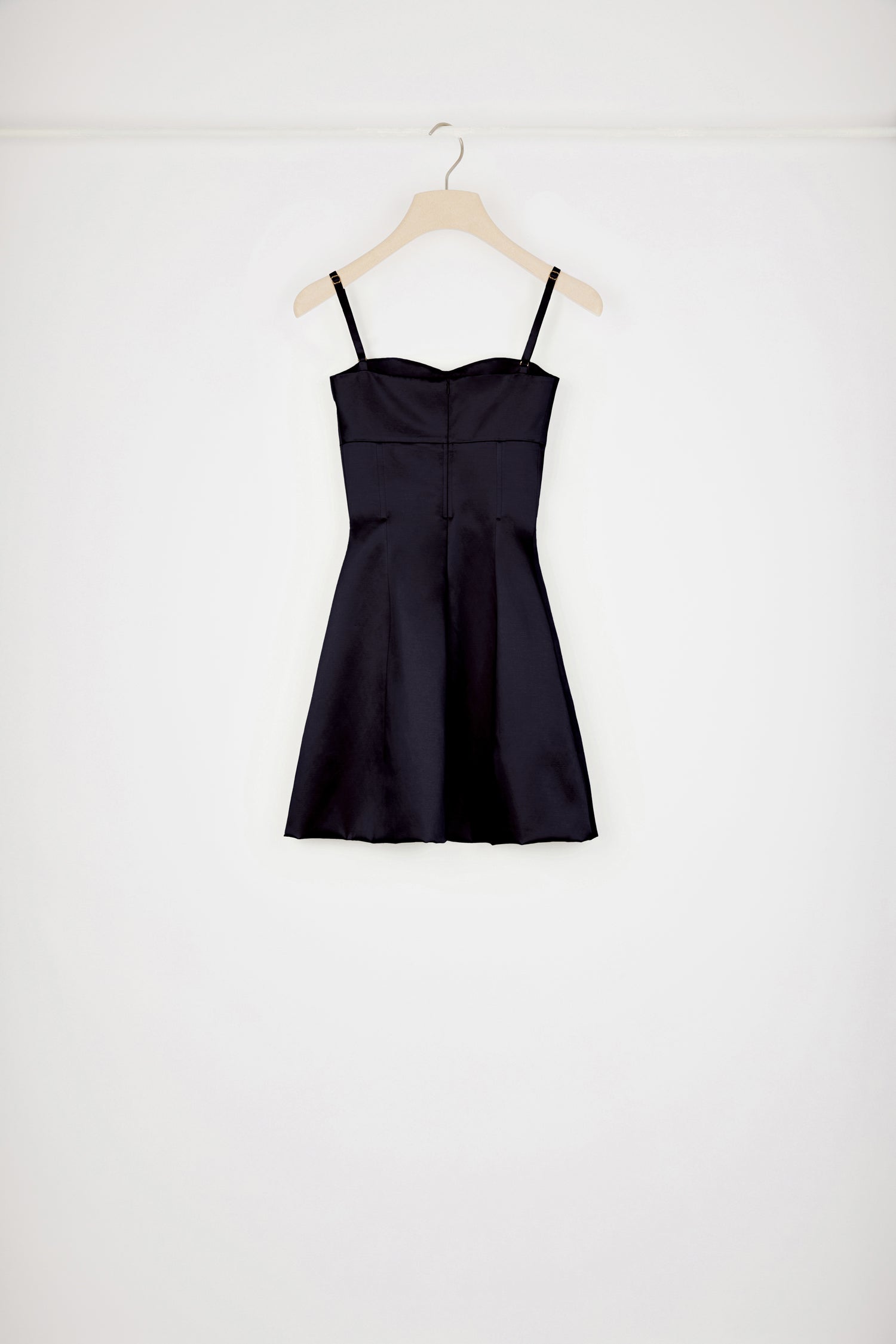 Patou - Robe à découpes en satin de coton mélangé - Night Blue - Un savant cocktail de découpes et de satin. Robe en satin de coton bio mélangé bleu nuit. Silhouette ajustée et évasée. Bretelles réglables esprit lingerie. Corsage moulé avec baleines et découpe sur le devant. Zip au dos. Coutures sur la jupe. Ourlet double. Coupe ajustée à la taille (nous vous conseillons de prendre une taille au-dessus de votre taille habituelle).