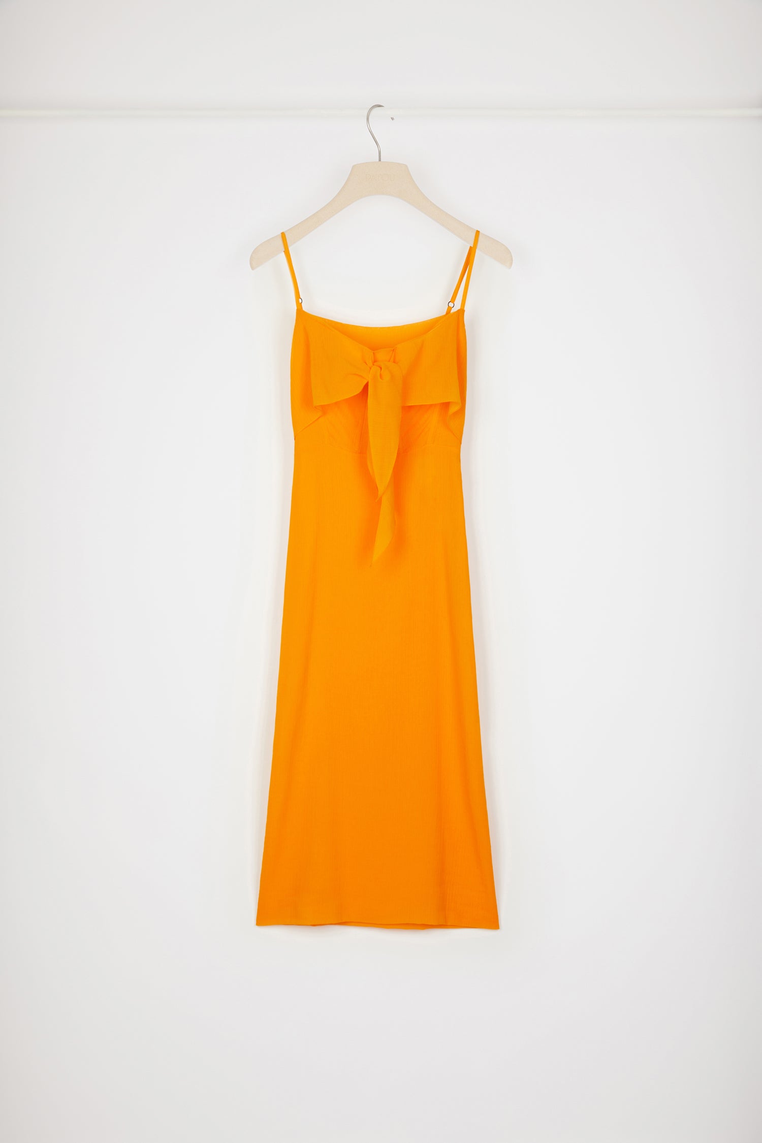 Patou - Vestito sottoveste in cotone bio - Marigold - Un'aria di leggerezza soffia sui vestitini Patou.Vestito in cotone bio arancione calendula. Texture in stile crepe leggermente trasparente. Vestibilità aderente. Lunghezza midi. Spalline regolabili a ispirazione lingerie. Panelli ad annodare sul davanti. Bustino aderente con dettaglio di cuciture.