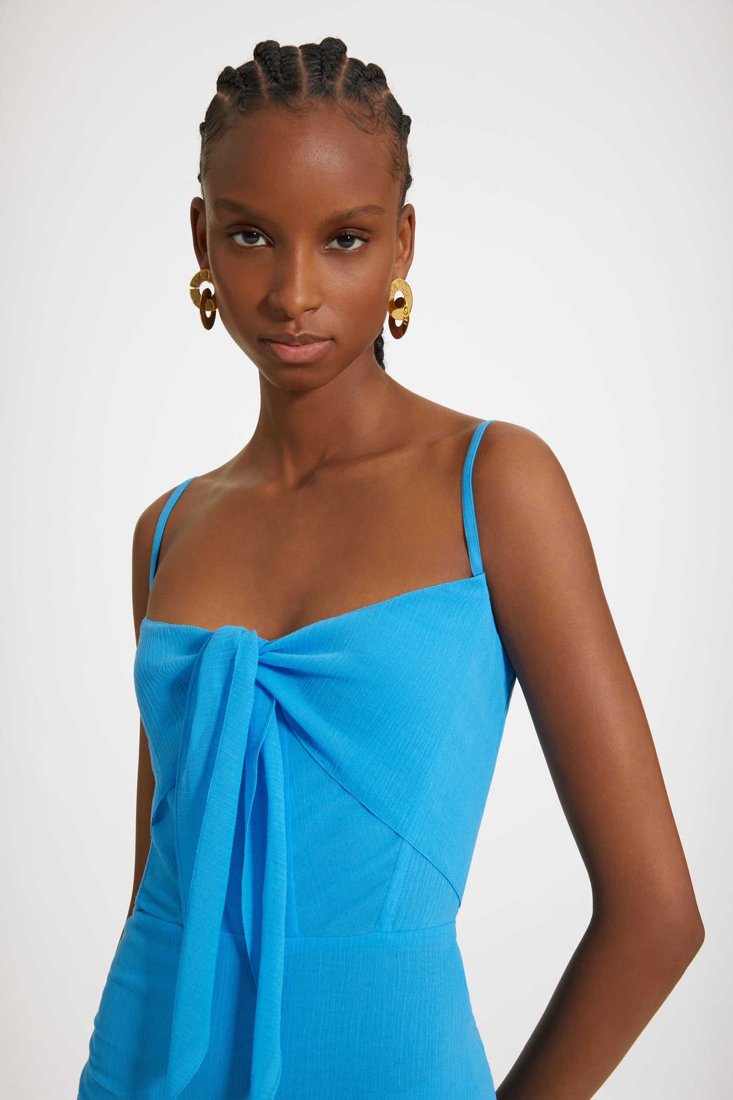 Patou - Robe nuisette nouée en coton bio - Blue Jewel - Un vent de légèreté souffle sur les robes Patou.Robe en coton bio bleu joyau. Texture crêpe légèrement transparente. Silhouette ajustée. Longueur midi. Bretelles réglables esprit lingerie. Pans à nouer à la poitrine. Corsage ajusté avec détail de coutures.Look #28 du Show Printemps-Eté 2023