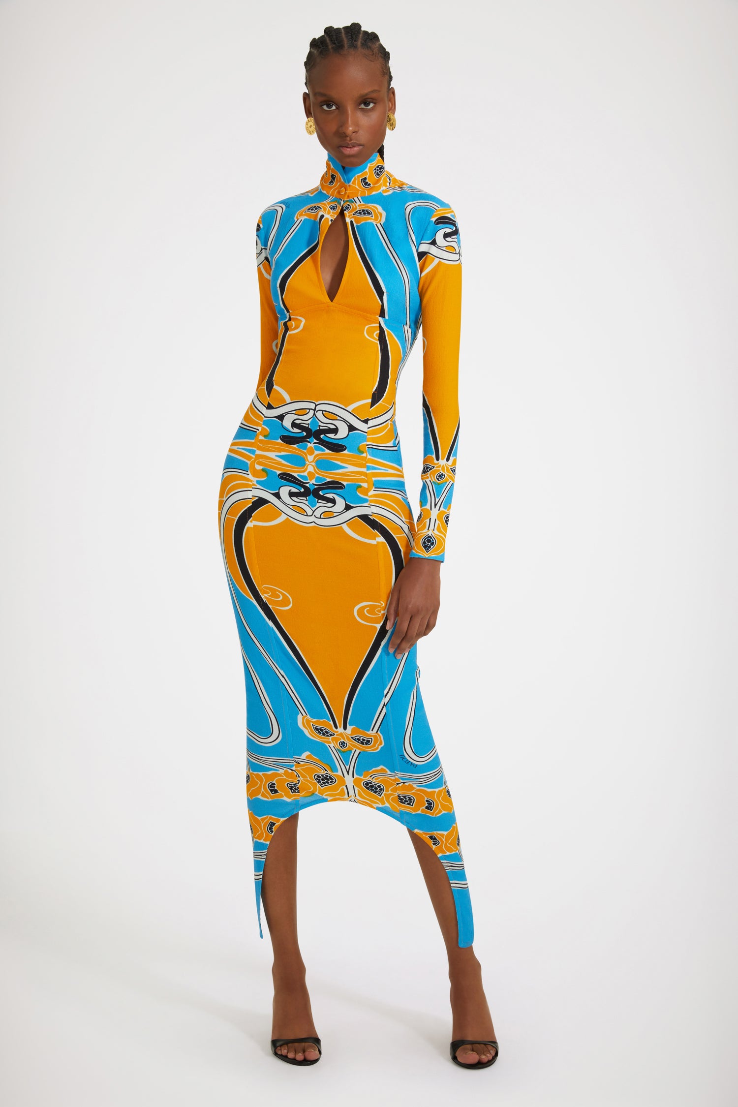 Patou - Open-back dress in printed organic stretch seersucker - Tapisserie - Exploring the effortless sensuality of the new Patou silhouette.Eco-viscose and organic cotton blend dress. Seasonal Tapisserie print. Midi length. Fitted style. High neck with button and keyhole at the front. Open back. Long sleeves. Zip fastening at the back. Asymmetric curved hem.Spring-Summer 2023 Show - Look #31