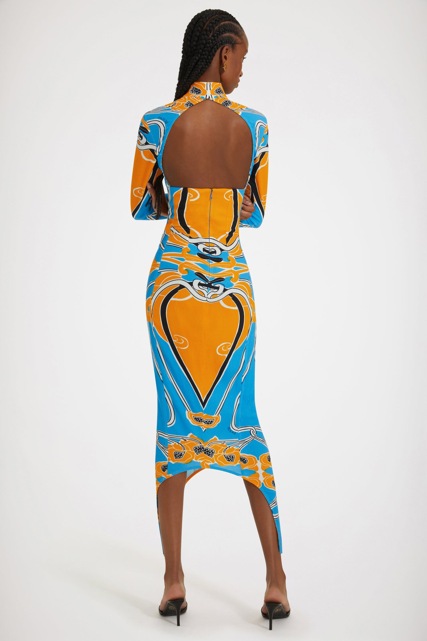 Patou - Open-back dress in printed organic stretch seersucker - Tapisserie - Exploring the effortless sensuality of the new Patou silhouette.Eco-viscose and organic cotton blend dress. Seasonal Tapisserie print. Midi length. Fitted style. High neck with button and keyhole at the front. Open back. Long sleeves. Zip fastening at the back. Asymmetric curved hem.Spring-Summer 2023 Show - Look #31