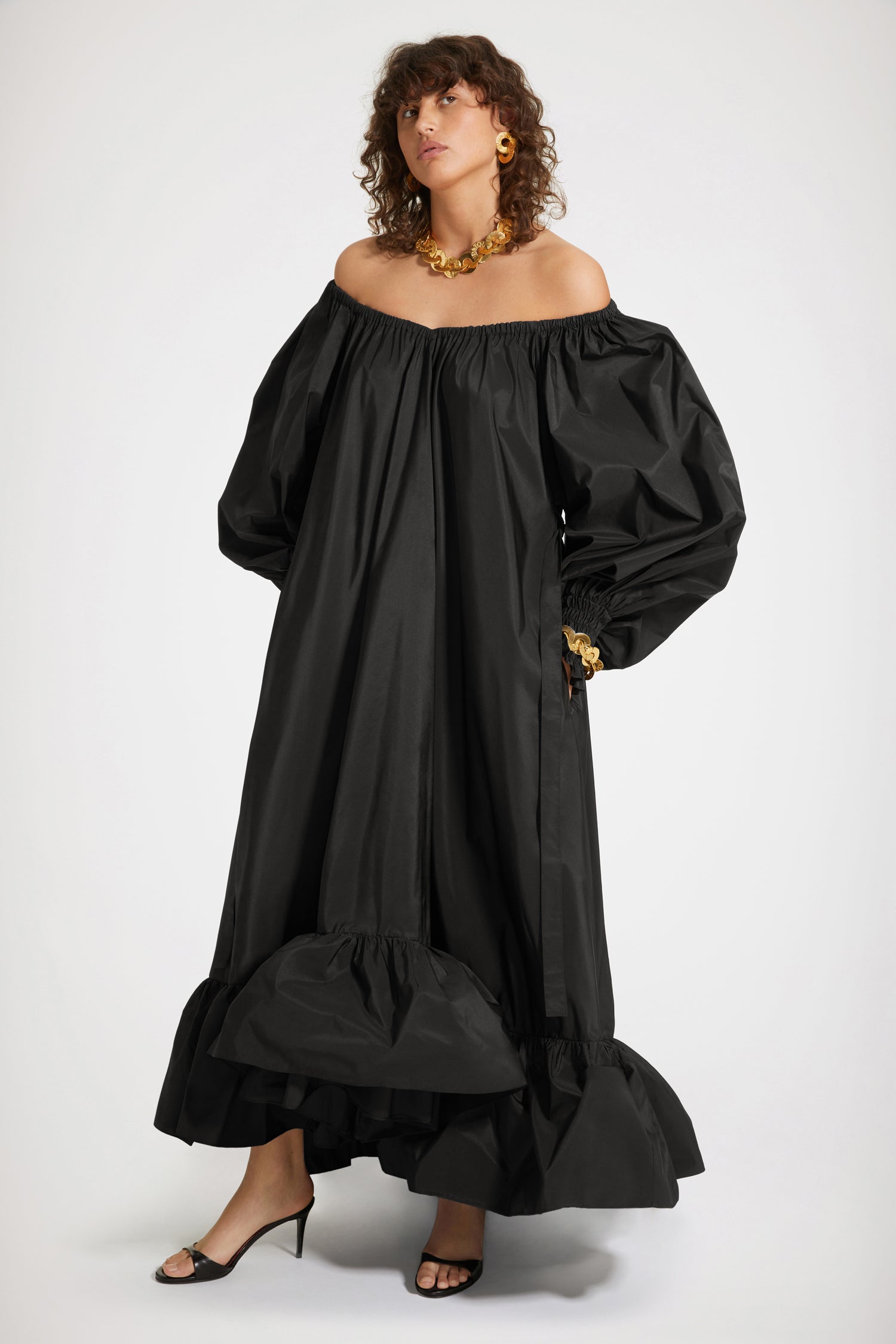 Patou - Robe cocktail longue en faille recyclée - Black - Un savant cocktail de volume et détails couture.Robe en faille de polyester recyclé noir. Modèle long. Construction à volants. Silhouette asymétrique plus longue au dos. Encolure élastiquée pouvant dévoiler les épaules. Manches volumineuses à poignets smockés. Ceinture à la taille. Poches latérales.Cette coupe est oversize mais nous vous conseillons de prendre votre taille habituelle.