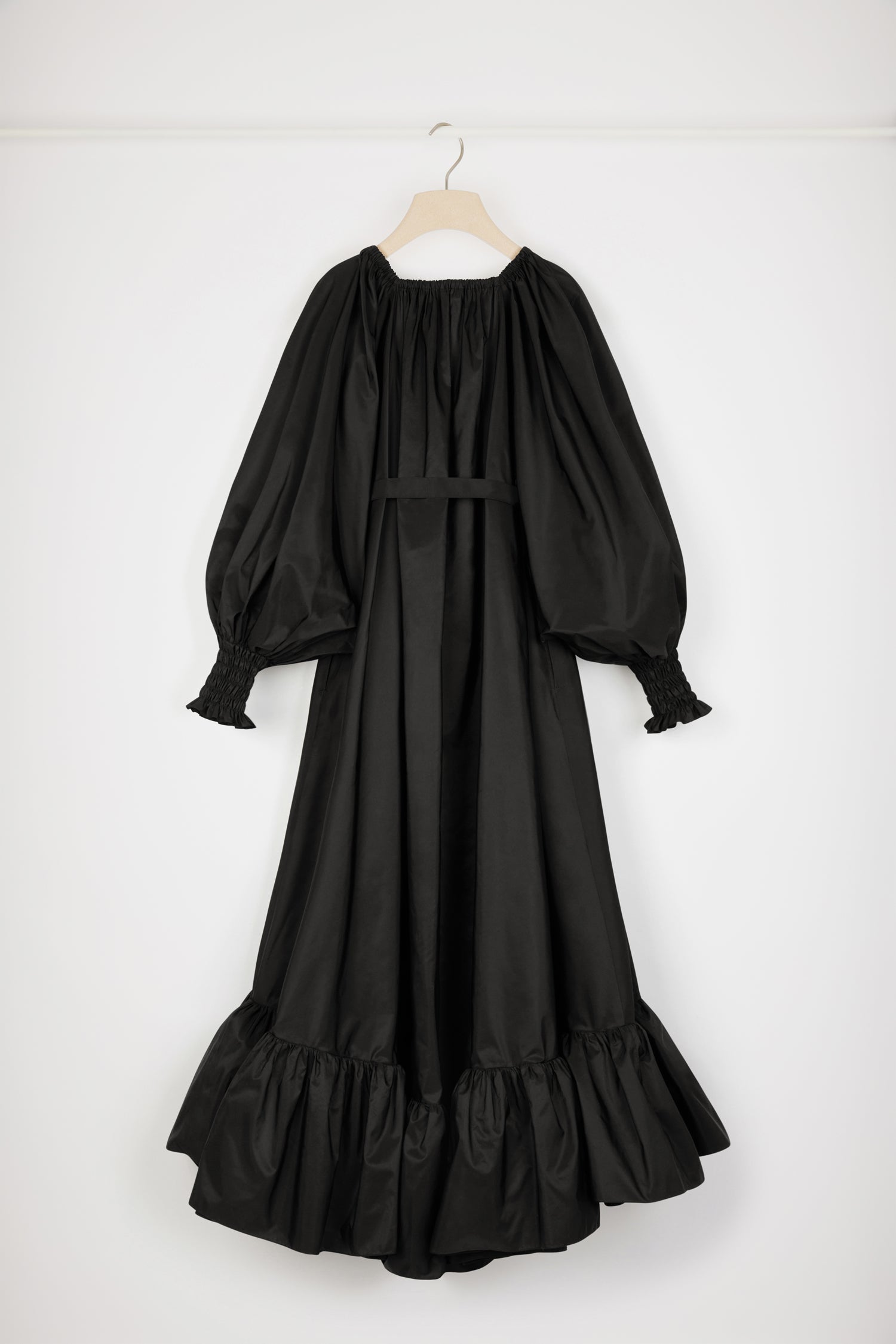 Patou - Robe cocktail longue en faille recyclée - Black - Un savant cocktail de volume et détails couture.Robe en faille de polyester recyclé noir. Modèle long. Construction à volants. Silhouette asymétrique plus longue au dos. Encolure élastiquée pouvant dévoiler les épaules. Manches volumineuses à poignets smockés. Ceinture à la taille. Poches latérales.Cette coupe est oversize mais nous vous conseillons de prendre votre taille habituelle.