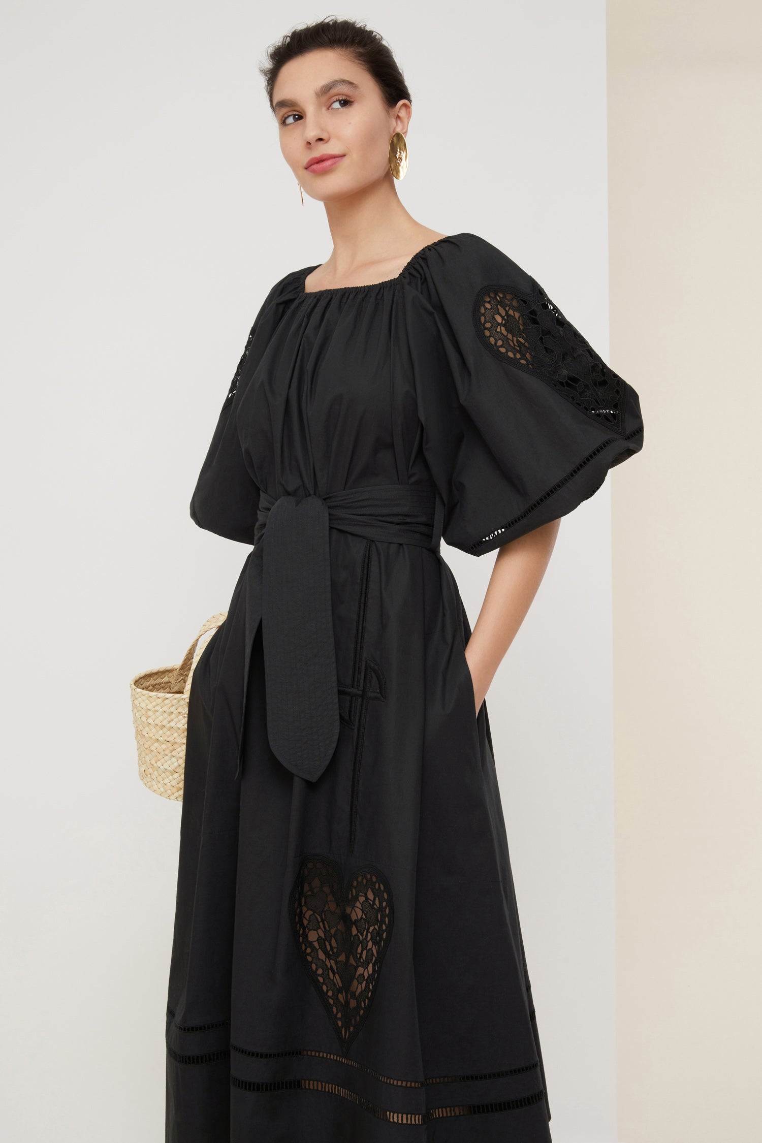 Patou - オープンワーク ポプリン マキシドレス - Black - 日の長い夏にはポプリン製ロングドレスを。 ブラックのオーガニックコットンポプリン製マキシドレス。全体にオープンワークのディテール。オフショルダーでも着用できる、伸縮性のあるネックライン。袖口に伸縮性があるパフスリーブ。ウエストにワイドベルト。サイドにポケット2個。