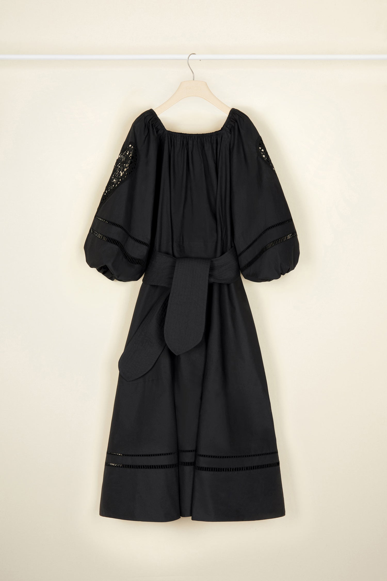 Patou - オープンワーク ポプリン マキシドレス - Black - 日の長い夏にはポプリン製ロングドレスを。 ブラックのオーガニックコットンポプリン製マキシドレス。全体にオープンワークのディテール。オフショルダーでも着用できる、伸縮性のあるネックライン。袖口に伸縮性があるパフスリーブ。ウエストにワイドベルト。サイドにポケット2個。