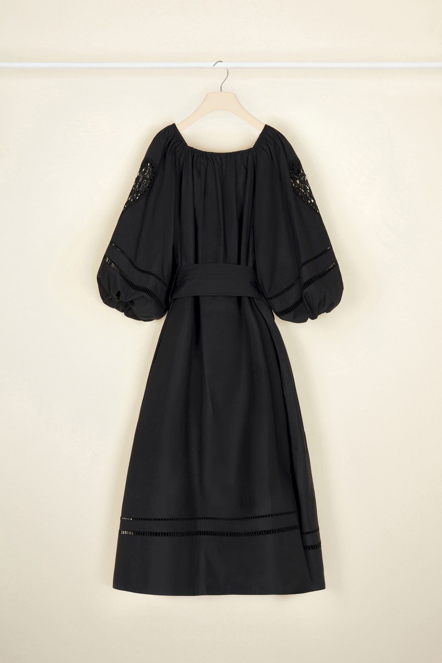 Patou - オープンワーク ポプリン マキシドレス - Black - 日の長い夏にはポプリン製ロングドレスを。 ブラックのオーガニックコットンポプリン製マキシドレス。全体にオープンワークのディテール。オフショルダーでも着用できる、伸縮性のあるネックライン。袖口に伸縮性があるパフスリーブ。ウエストにワイドベルト。サイドにポケット2個。