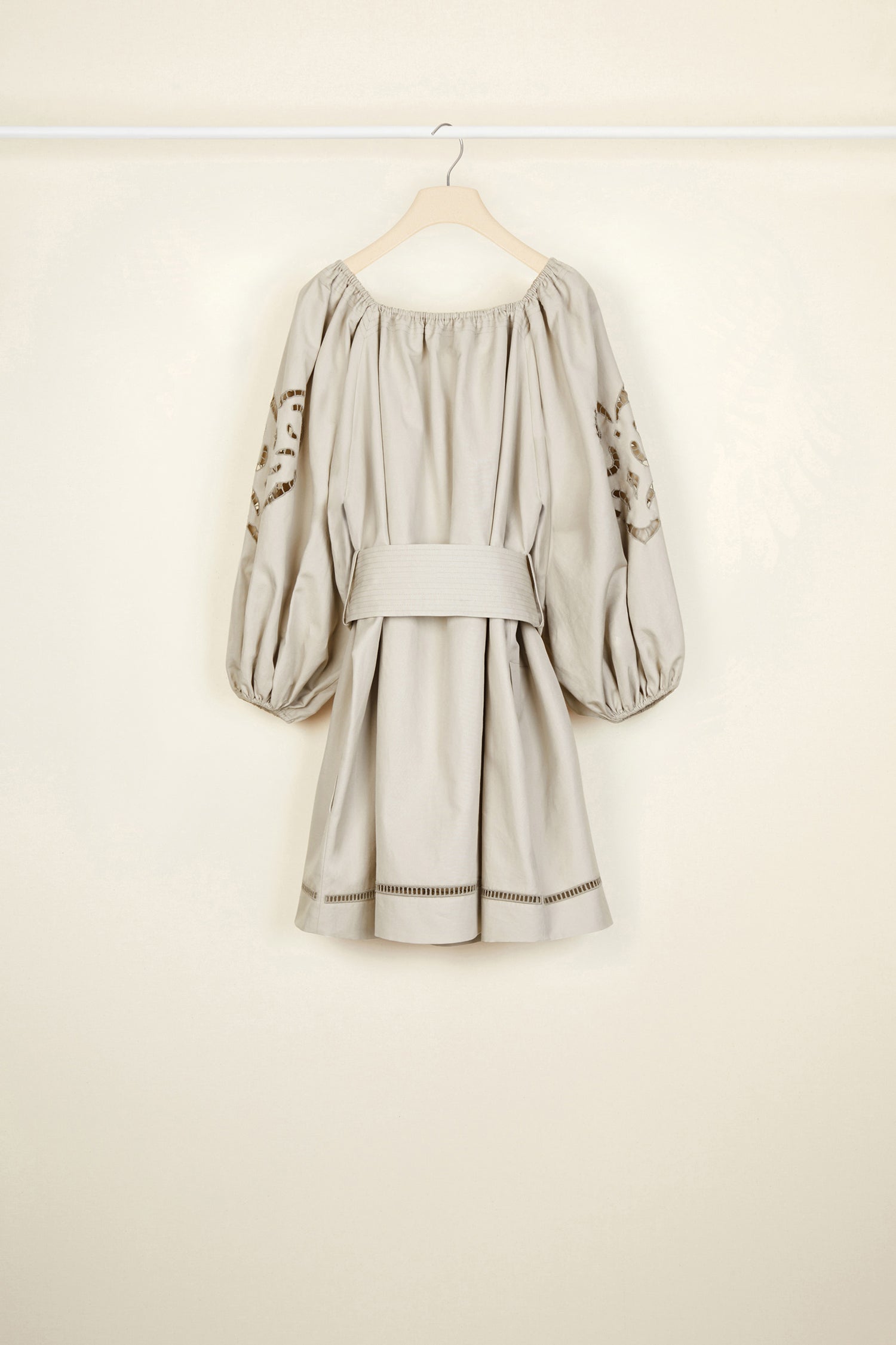 Patou - Robe en coton et lin à broderie ajourée - Ashes - Les broderies sont ajourées, les épaules dénudées.Robe en Panama de coton gris cendre. Broderie jour échelle. Encolure élastique pouvant découvrir les épaules. Manches ballon à poignets élastiqués. Ceinture large à la taille. Poches latérales.