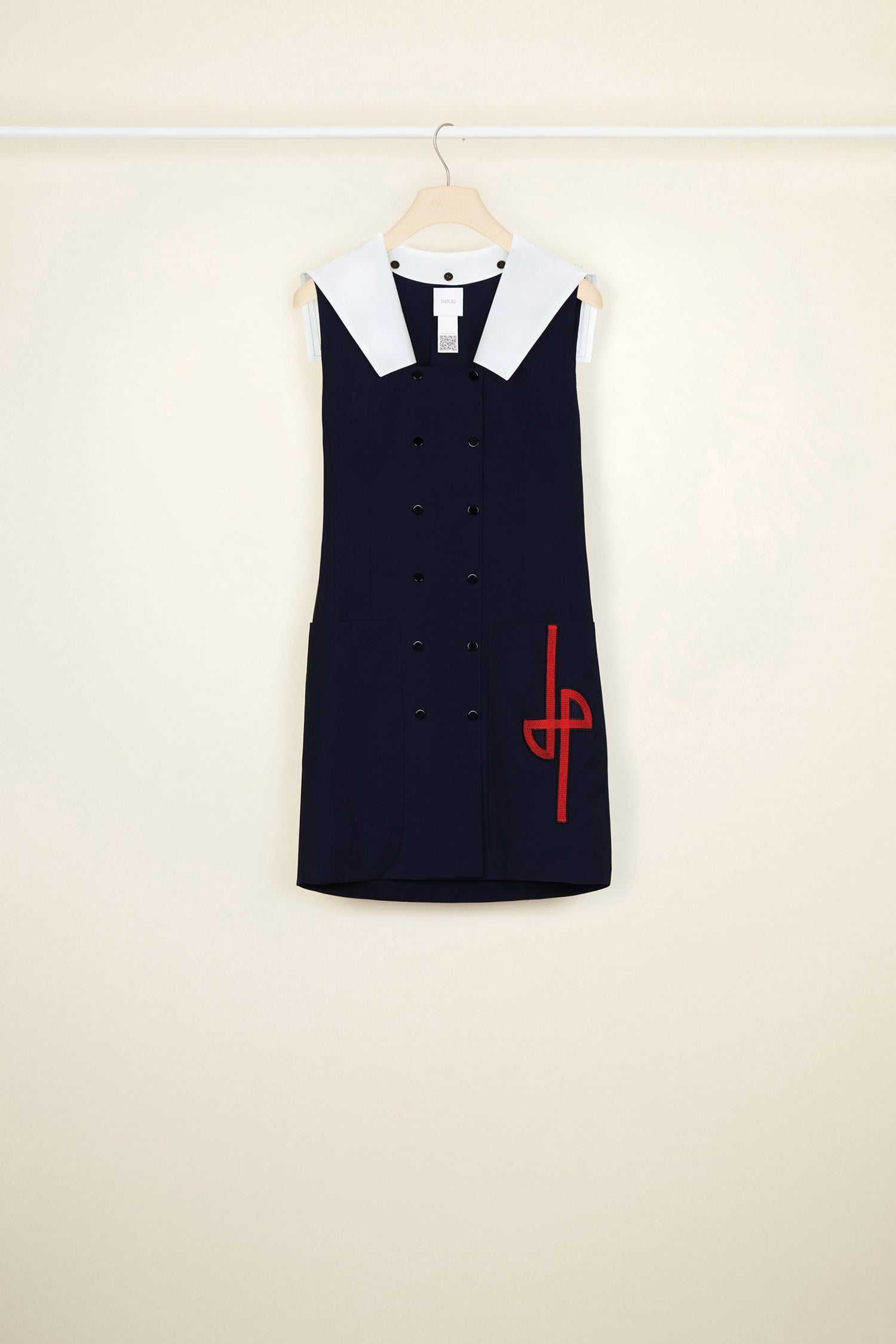 Patou - Vestito nautico in lana d’estate - Navy - La divisa diventa vestito.Vestito in lana estiva blu scuro. Modello smanicato con scollo quadrato. Collo rimovibile a ispirazione marinaio in cotone bianco. Doppia fila di bottoni sul fronte. Due tasche grandi. Logo JP ricamato in rosso. Martingala sul retro con bottoni dorati.