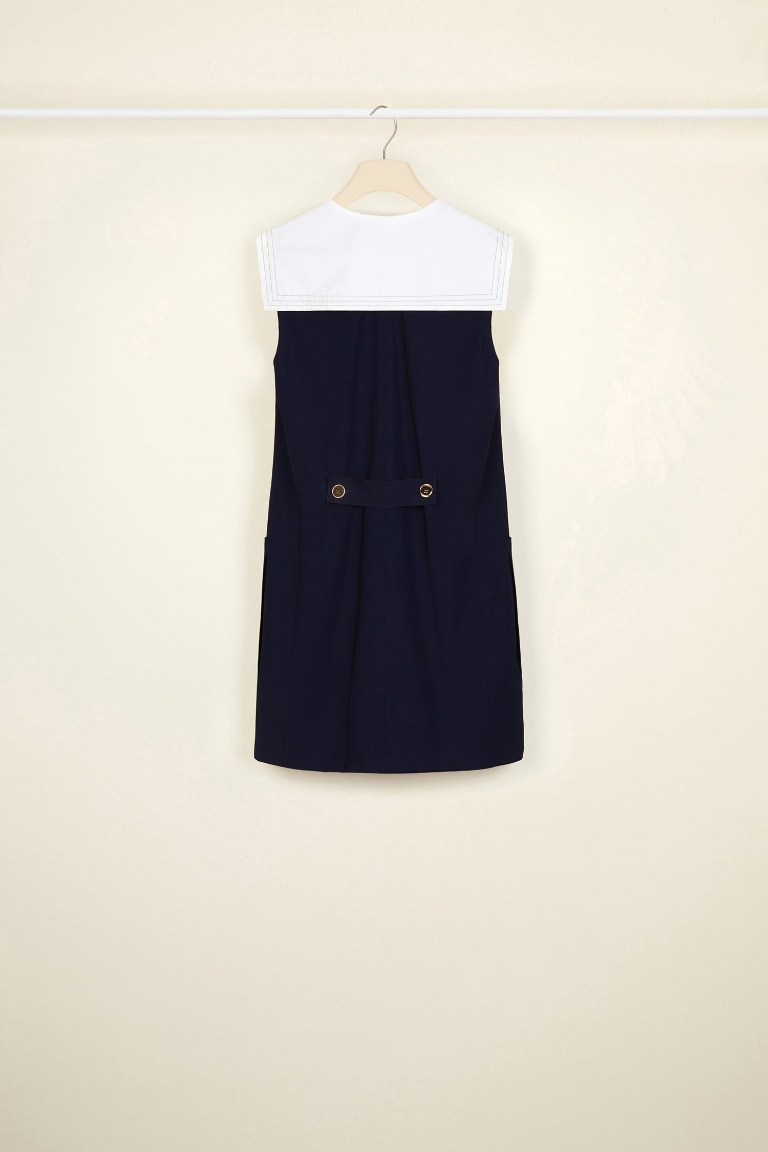 Patou - Vestito nautico in lana d’estate - Navy - La divisa diventa vestito.Vestito in lana estiva blu scuro. Modello smanicato con scollo quadrato. Collo rimovibile a ispirazione marinaio in cotone bianco. Doppia fila di bottoni sul fronte. Due tasche grandi. Logo JP ricamato in rosso. Martingala sul retro con bottoni dorati.