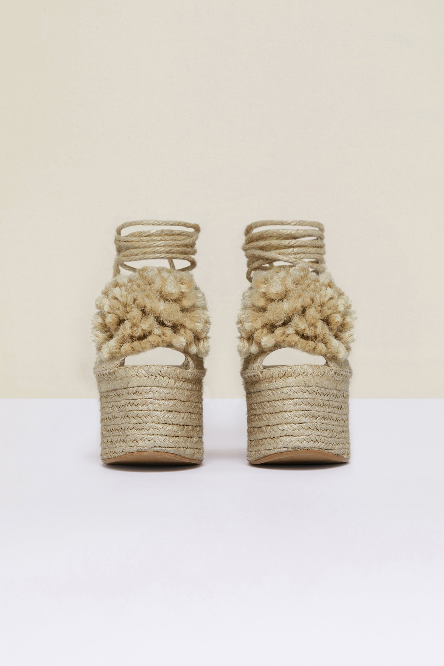 Patou - Espadrillas a zeppa con pompon - Vanilla - Le espadrillas puntano in alto. Espadrillas in juta color vaniglia con suole a zeppa. Pompon e lacci monocromatici. Logo Patou ricamato sul cinturino posteriore.