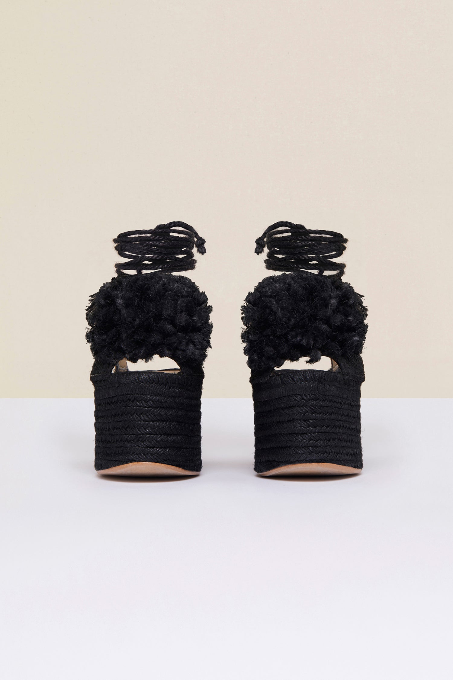 Patou - Plateau-Espadrilles mit Pompon - Black - Erhabene Espadrilles. Schwarze Jute-Espadrilles mit gerader Plateausohle. Farblich abgestimmte Pompons und Fesselriemchen. Slingback-Riemen mit aufgesticktem Buchstabenlogo.