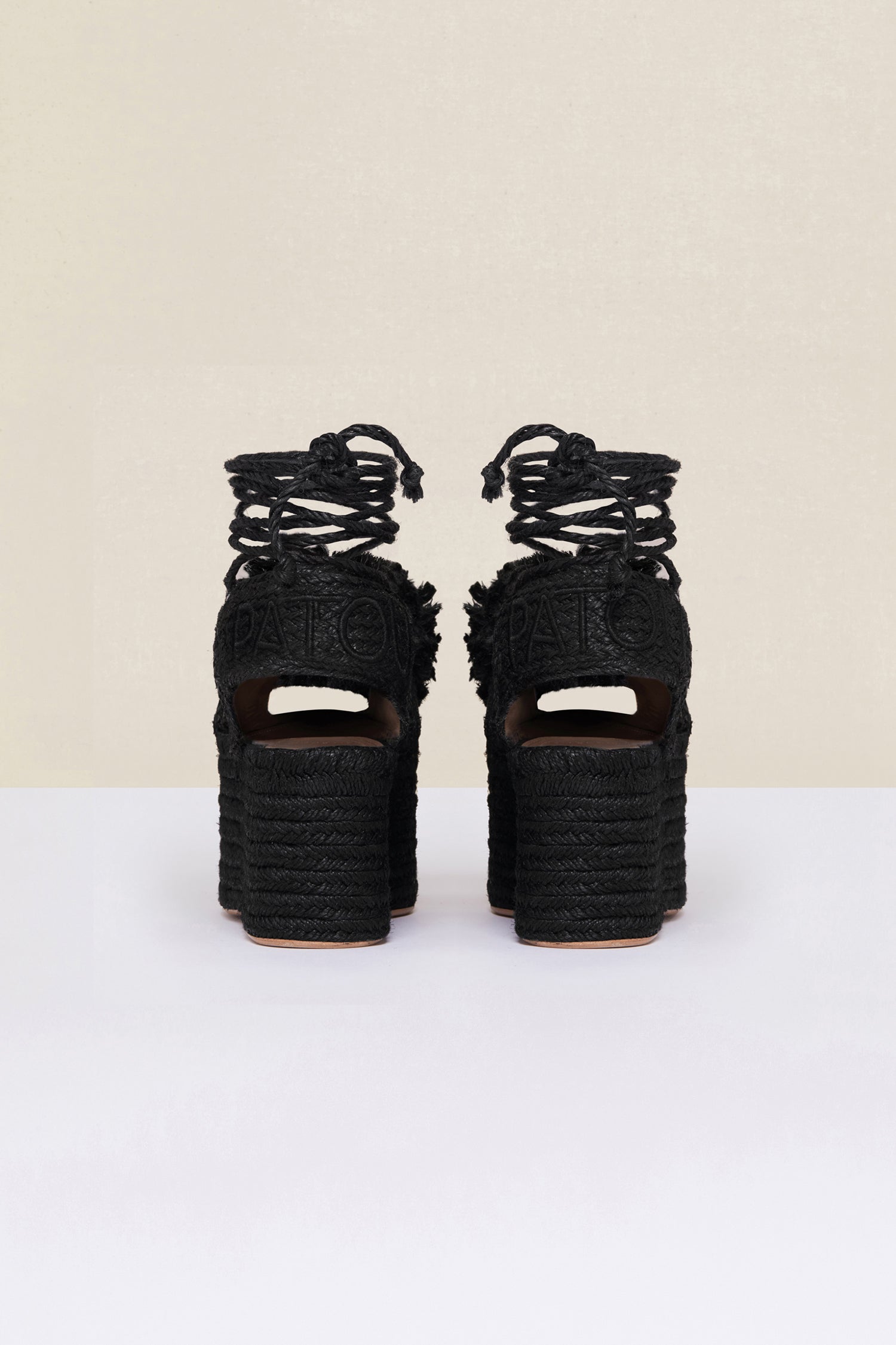 Patou - Plateau-Espadrilles mit Pompon - Black - Erhabene Espadrilles. Schwarze Jute-Espadrilles mit gerader Plateausohle. Farblich abgestimmte Pompons und Fesselriemchen. Slingback-Riemen mit aufgesticktem Buchstabenlogo.
