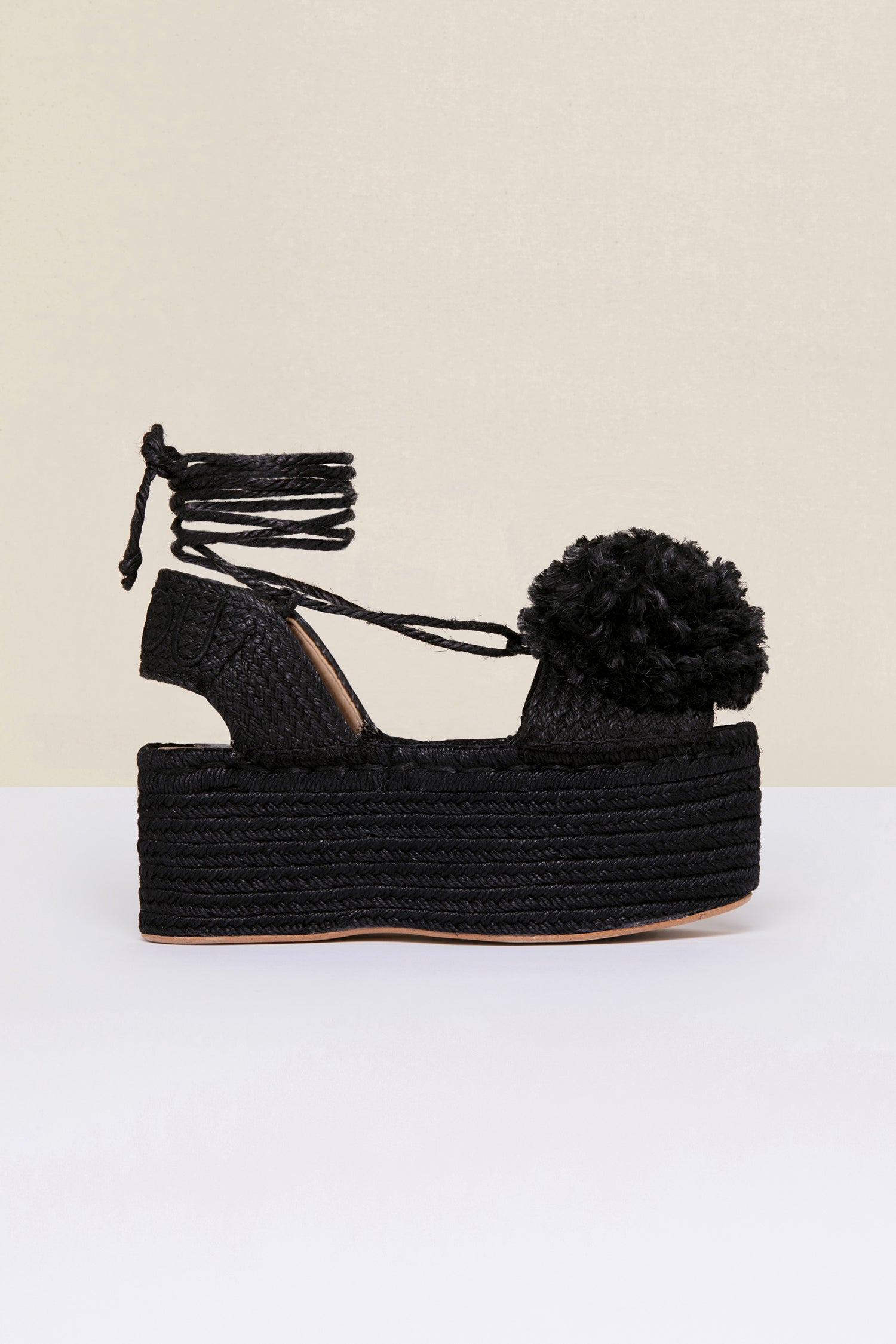 Patou - Plateau-Espadrilles mit Pompon - Black - Erhabene Espadrilles. Schwarze Jute-Espadrilles mit gerader Plateausohle. Farblich abgestimmte Pompons und Fesselriemchen. Slingback-Riemen mit aufgesticktem Buchstabenlogo.