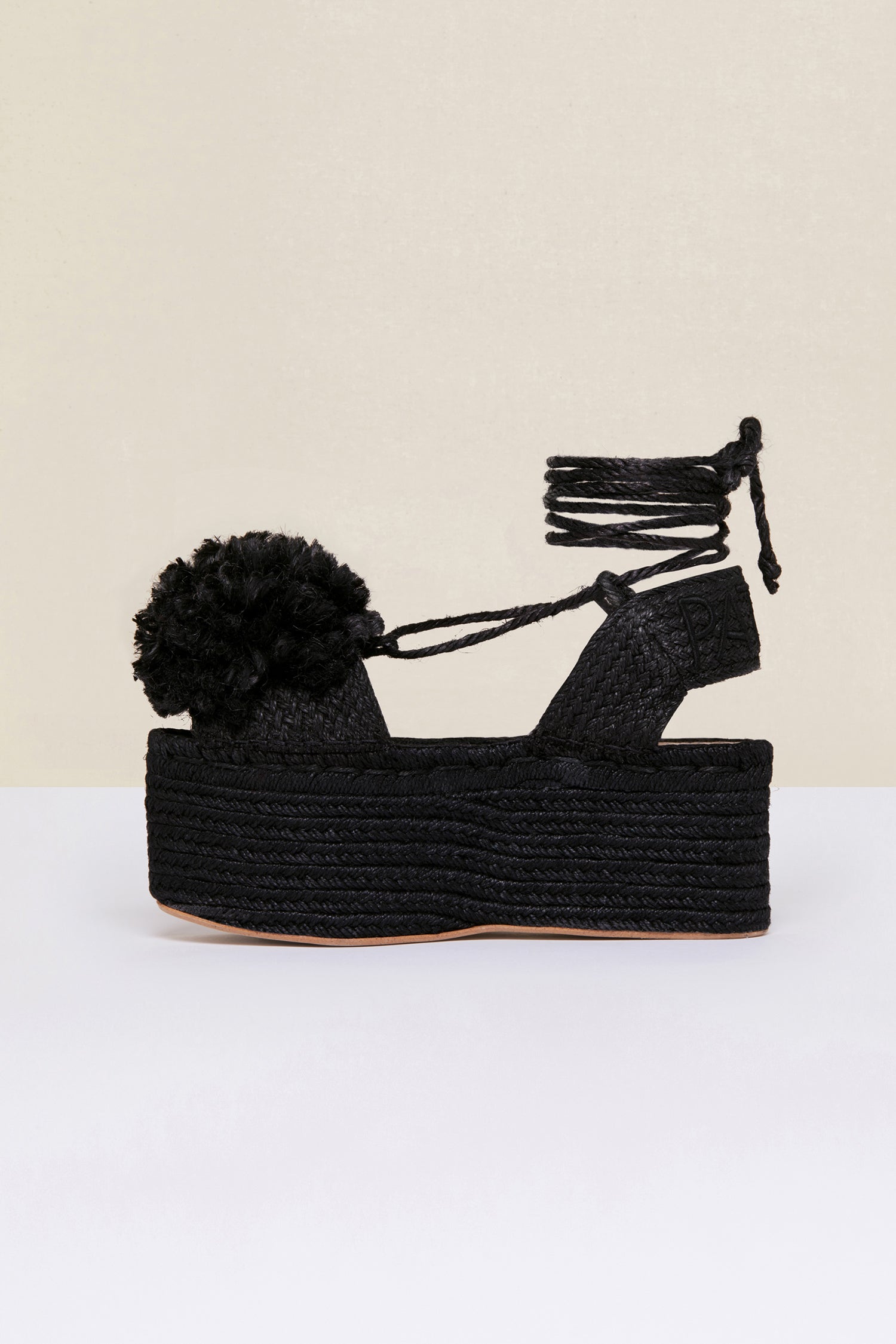 Patou - Plateau-Espadrilles mit Pompon - Black - Erhabene Espadrilles. Schwarze Jute-Espadrilles mit gerader Plateausohle. Farblich abgestimmte Pompons und Fesselriemchen. Slingback-Riemen mit aufgesticktem Buchstabenlogo.