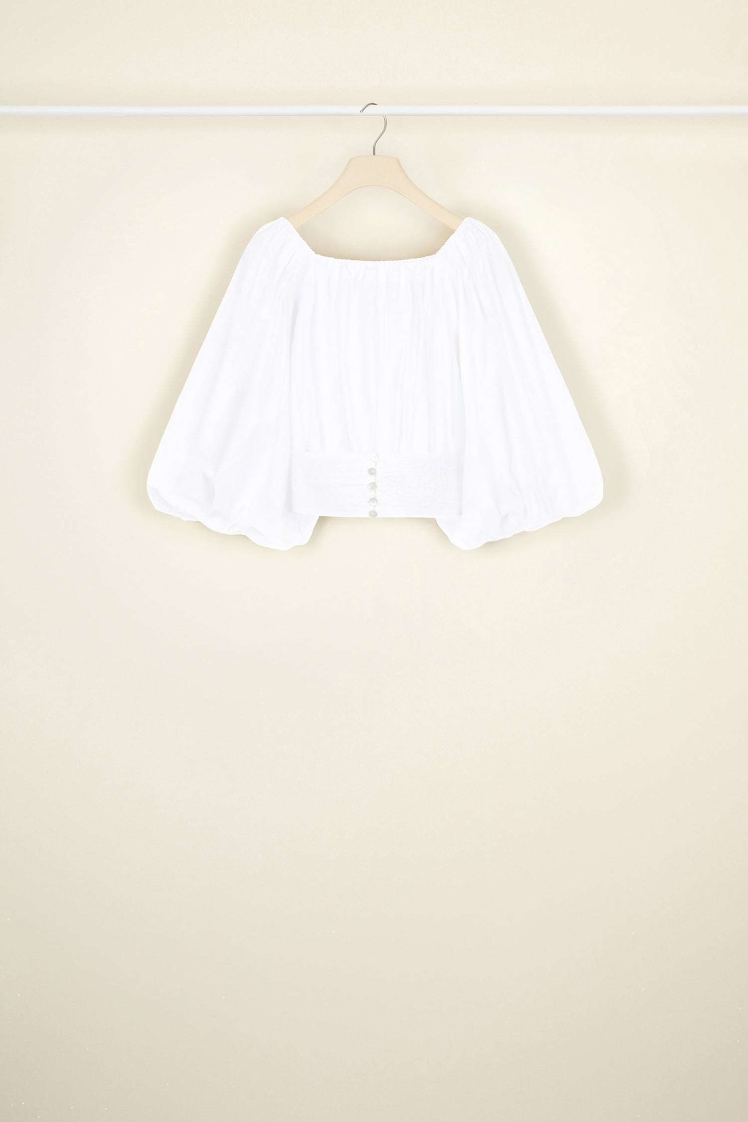 Patou - Top corto voluminoso in cotone - White - Il top si accorcia e prende volume.Top corto in cotone bio bianco. Collo elasticizzato. Maniche a palloncino con polsi elasticizzati. Cintura larga in vita con bottoni sul retro.