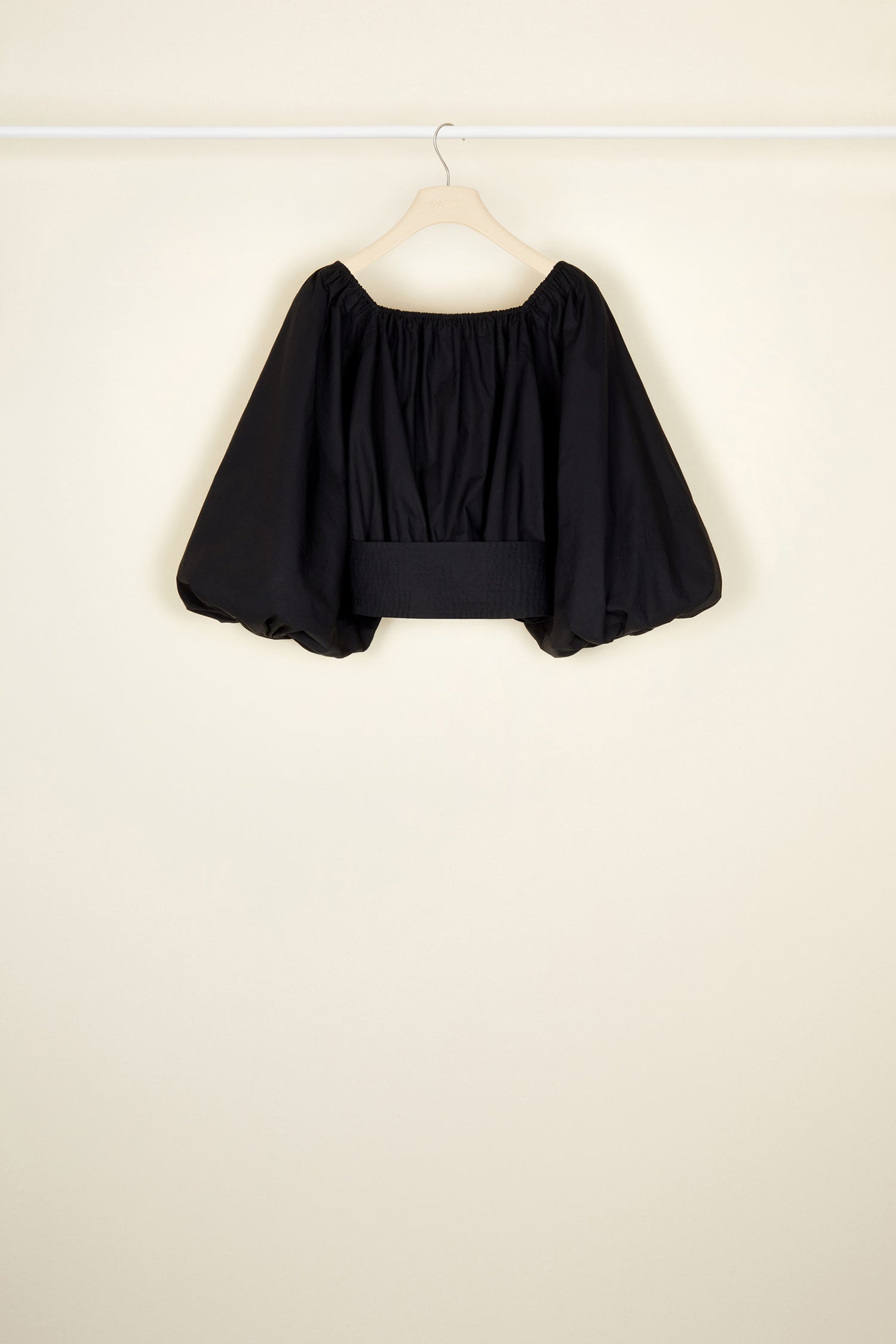 Patou - Top corto voluminoso in cotone - Black - Il top si accorcia e prende volume.Top corto in cotone bio nero. Collo elasticizzato. Maniche a palloncino con polsi elasticizzati. Cintura larga in vita con bottoni sul retro.