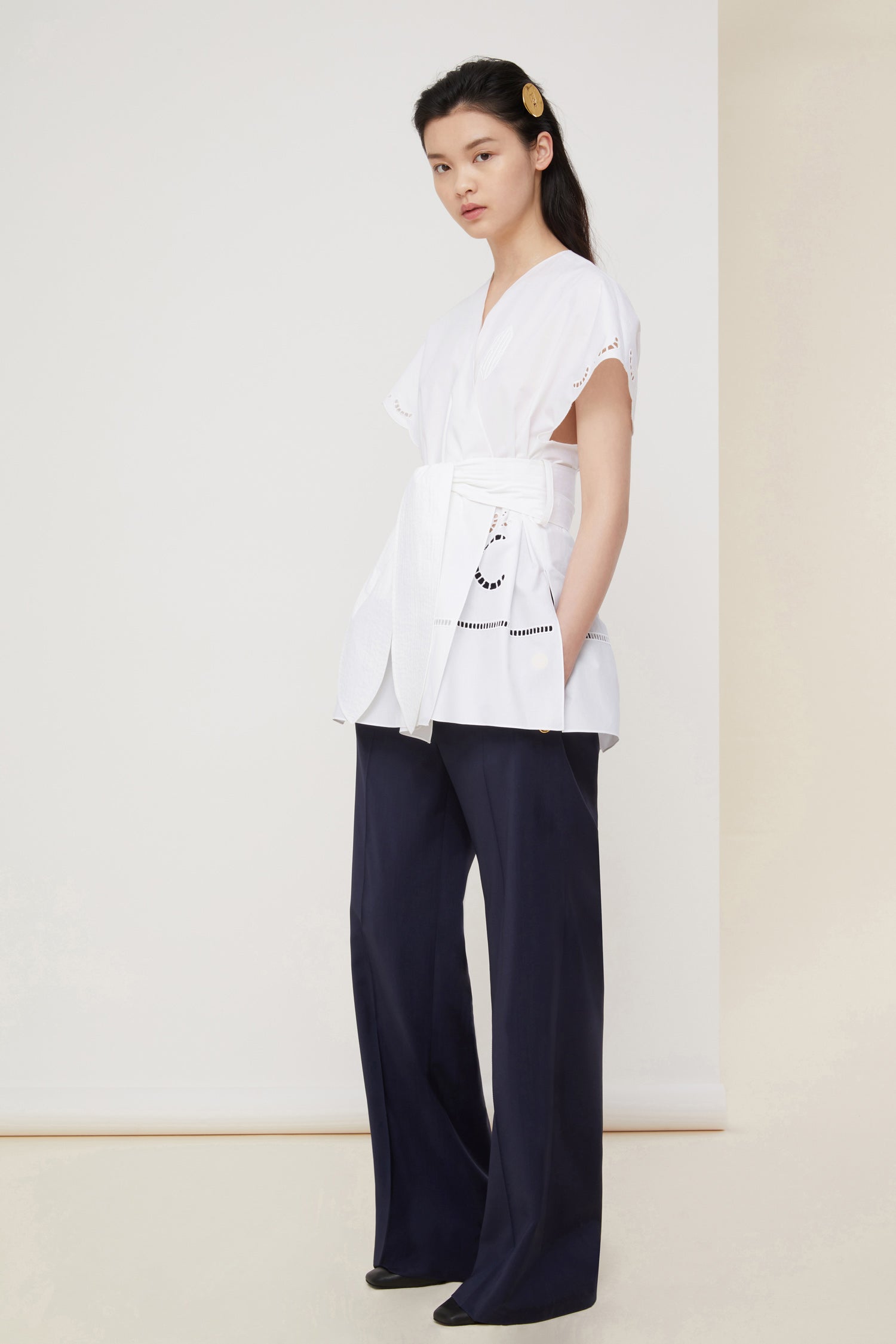 Patou - サマーウール セーラー パンツ - Navy - サマーウール製のセーラースタイル。 ネイビーの サマーウール製パンツ。セーラーシルエットのサイドにはエングレーヴィングを施したゴールドカラーのボタン。ハイウエスト。フロントにファスナーとフック。ベルトループ付き。サイドにポケット2個。