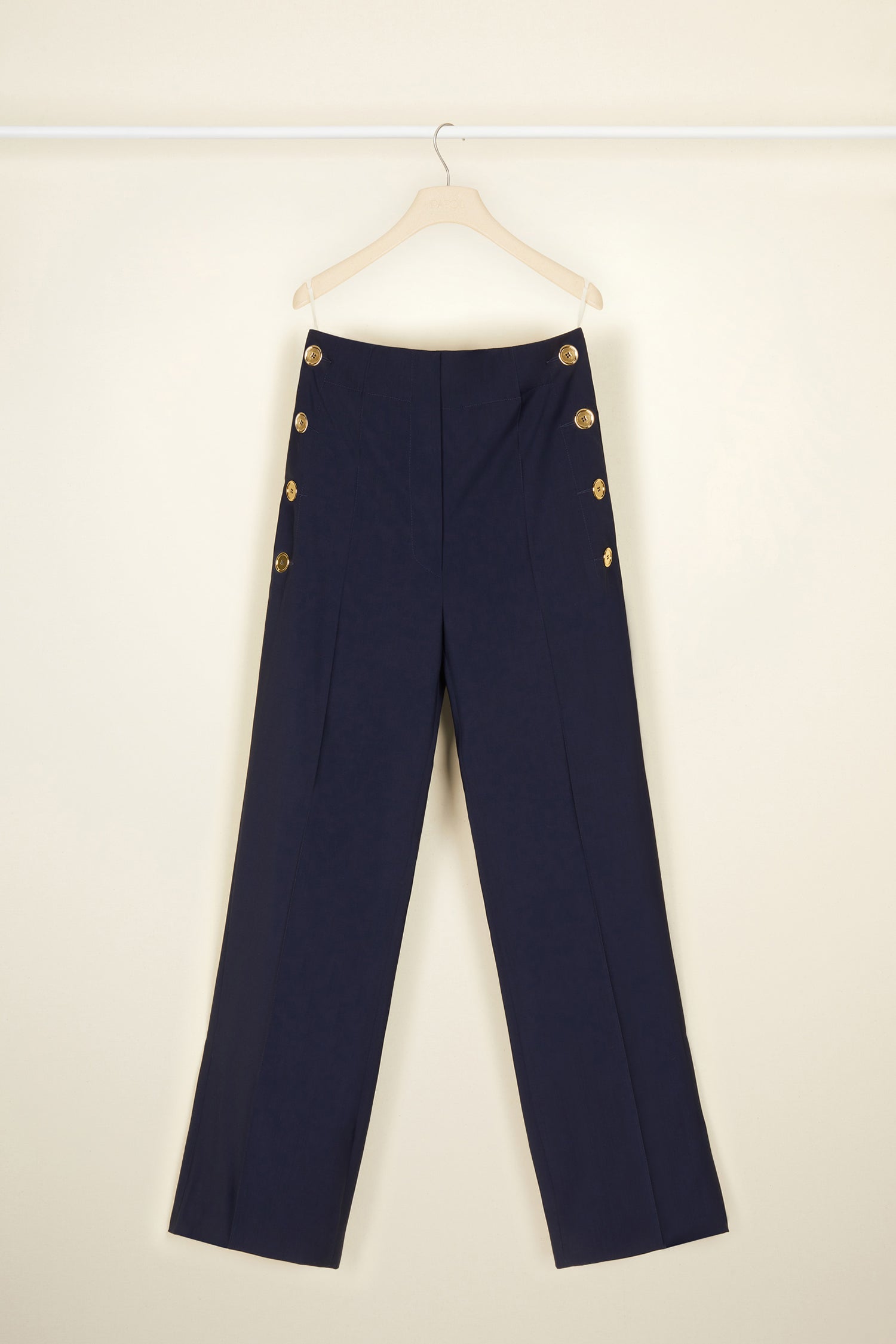 Patou - サマーウール セーラー パンツ - Navy - サマーウール製のセーラースタイル。 ネイビーの サマーウール製パンツ。セーラーシルエットのサイドにはエングレーヴィングを施したゴールドカラーのボタン。ハイウエスト。フロントにファスナーとフック。ベルトループ付き。サイドにポケット2個。