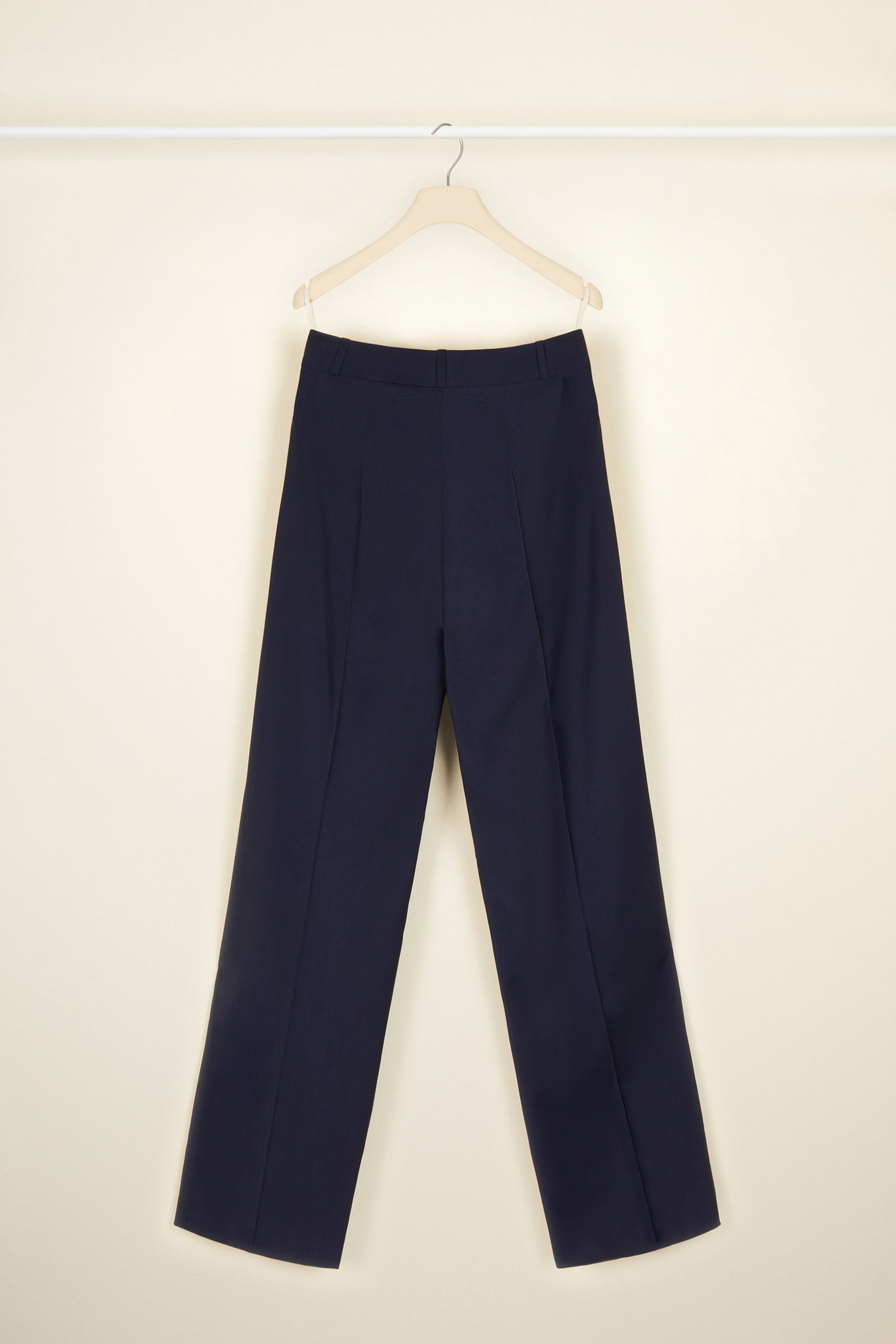 Patou - Pantalone da marinaio in lana d’estate - Navy - L’anima nautica della lana estiva.Pantalone in lana estiva blu scuro. Modella in stile marinaio con due file di bottoni dorati ai lati, Vita alta. Chiusura con cerniera. Passanti da cintura, tasche laterali.
