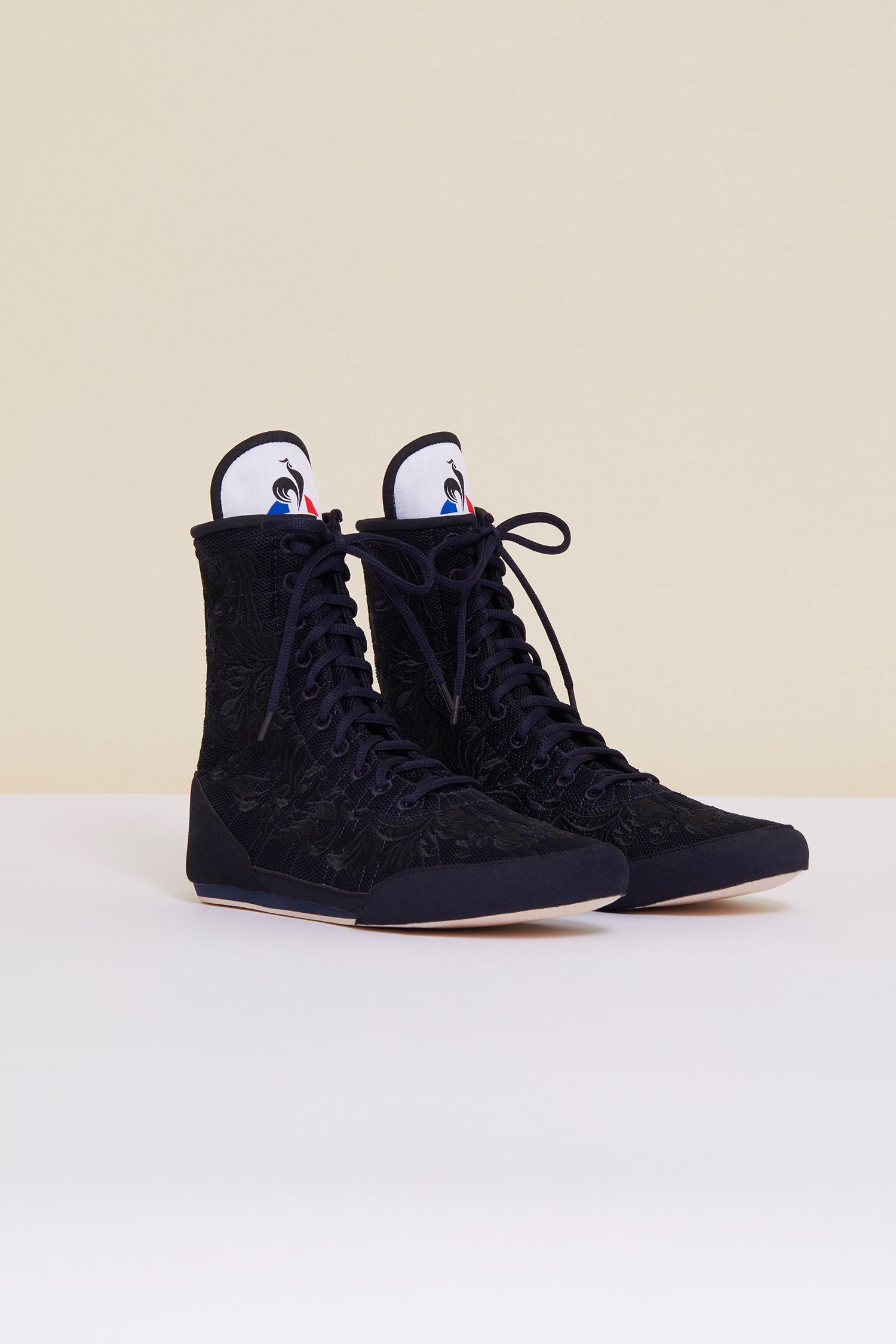Patou - Sneakers alte ricamate - Blu marino - Navy - Slanciata e ricamata, la sneaker in versione couture. Prima collaborazione tra Patou e Le Coq Sportif. Rivisitazione della classica scarpa da boxe. Ricami ton sur ton, logo Patou inciso sul tallone. Logo storico di Le Coq Sportif sulla linguetta. Suola sottile e flessibile con logo Patou.