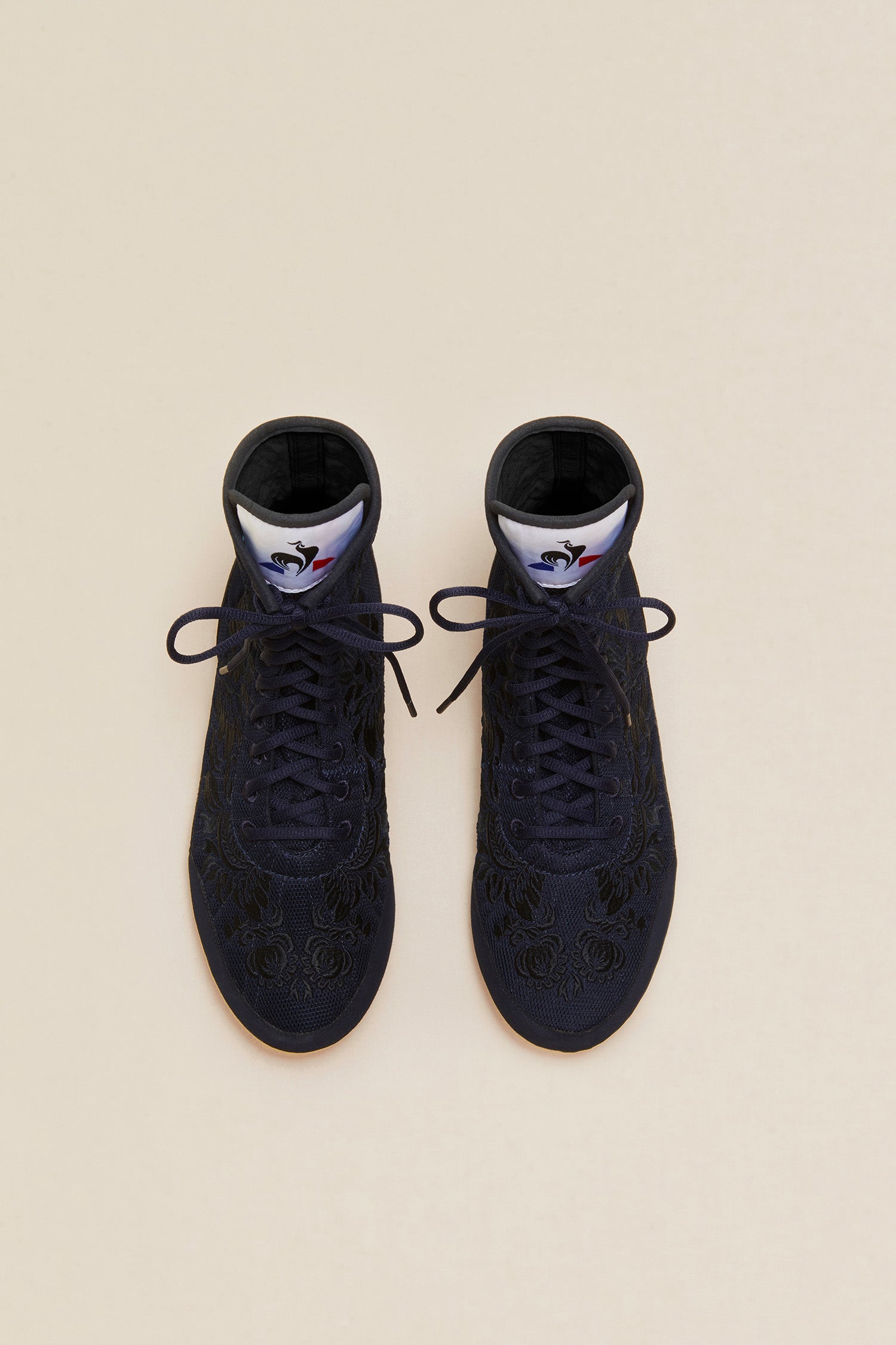 Patou - Sneakers alte ricamate - Blu marino - Navy - Slanciata e ricamata, la sneaker in versione couture. Prima collaborazione tra Patou e Le Coq Sportif. Rivisitazione della classica scarpa da boxe. Ricami ton sur ton, logo Patou inciso sul tallone. Logo storico di Le Coq Sportif sulla linguetta. Suola sottile e flessibile con logo Patou.