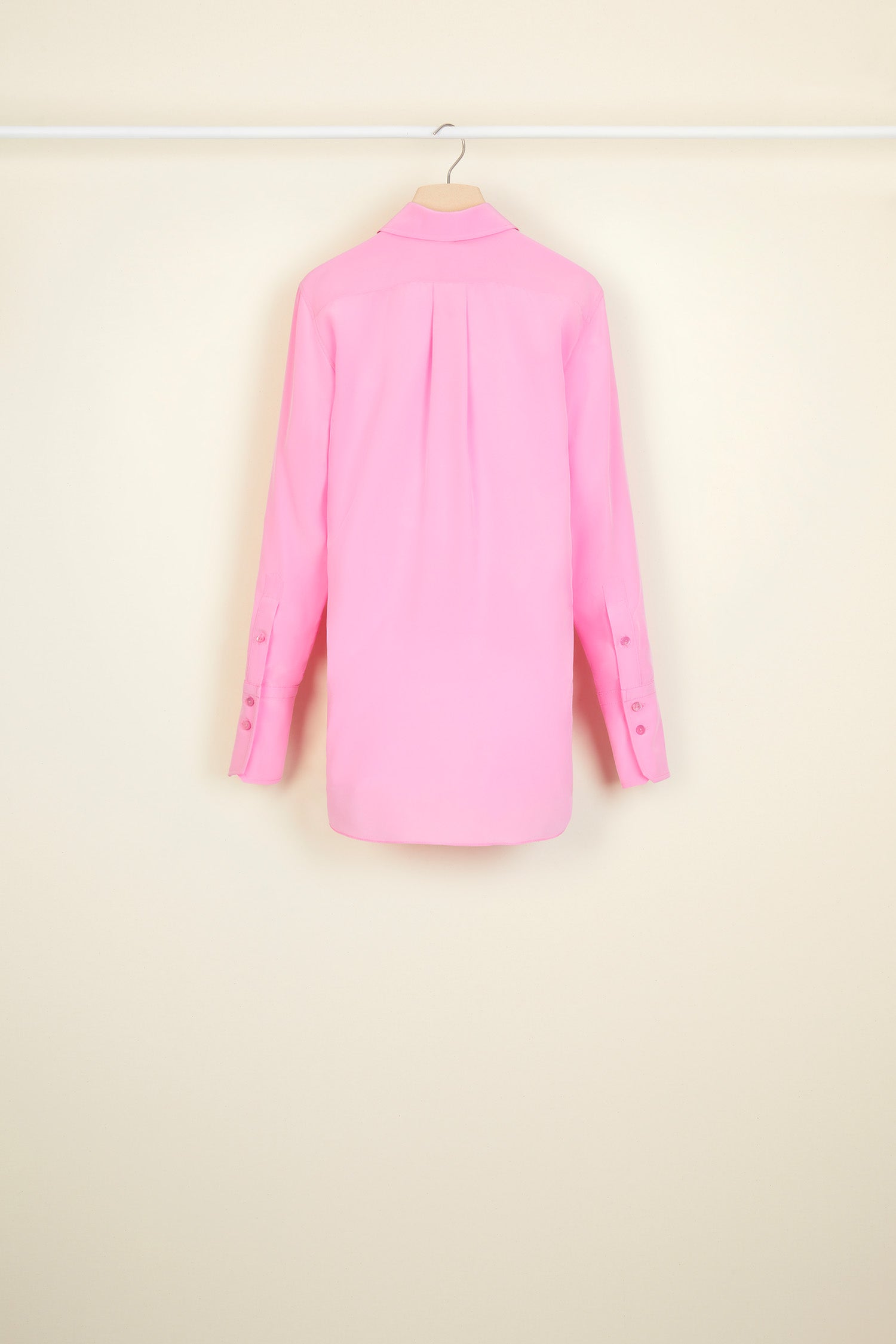 Patou - Draped silk blouse - Peony - Delicately draped, effortlessly elegant.Peony silk blouse. Longline draped silhouette with shirring at the neckline. Engraved mother of pearl buttons at the collar and cuffs ; concealed button fastening. Signature curved seam at the back.