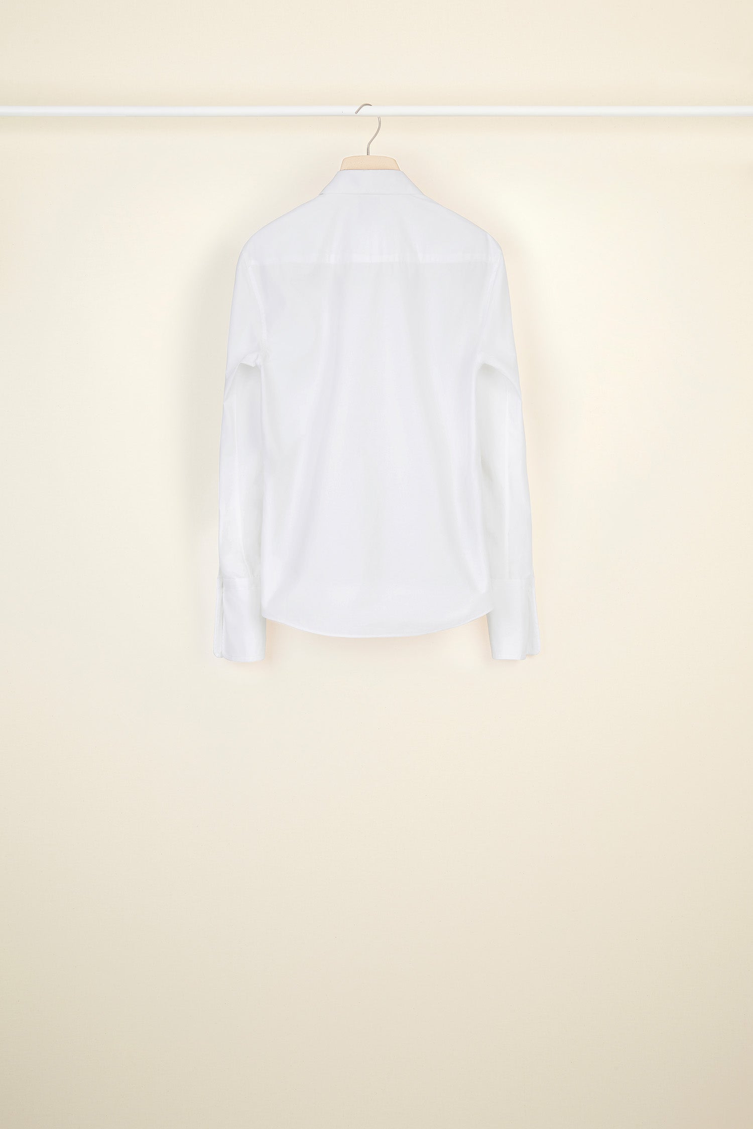 Patou - Camicia con pettorina in pizzo - White - La camicia gioca di trasparenza.Camicia in popeline di cotone bianco. Pettorina in pizzo floreale ton-sur-ton. Chiusura con bottoni nascosti. Polsini abbottonati.