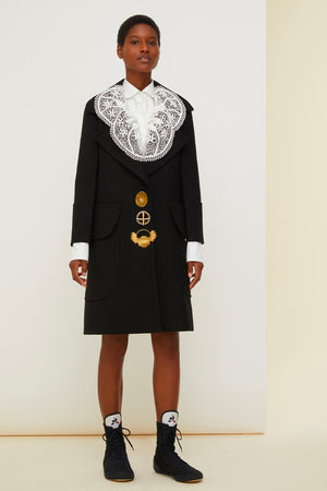 Manteau long décoré de broches