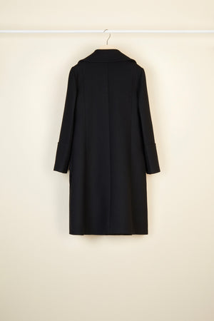 Manteau long décoré de broches